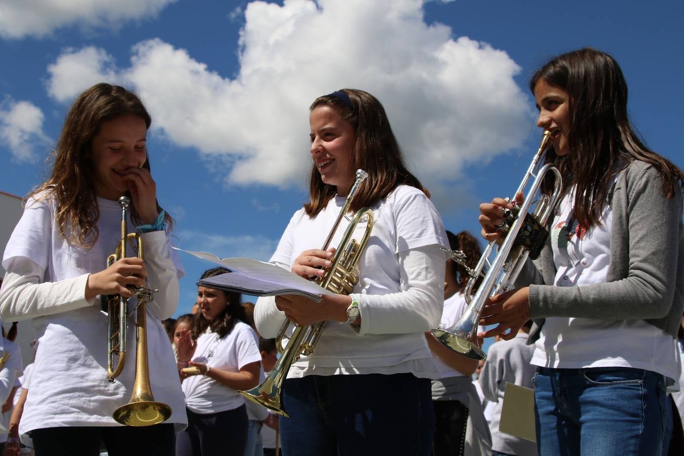 El Colegio 'Sotomayor y Terrazas' ha celebrado, esta mañana, su III Certamen escolar de bandas, organizado por el área de Música de este centro educativo, bajo la dirección de la maestra Loli Guzmán. A las puertas de la Semana Santa de Jerez, la actividad ha tenido como objetivo acercar la música a los niños y trabajar con ellos los sones que acompañan esta celebración. Esta edición ha contado, también, con la participación de alumnos del Colegio de Educación Especial 'Nuestra Señora de Aguasantas', la Agrupación Musical 'Nuestro Padre Jesús Nazareno', la Banda de CC. y TT. de 'Nuestra Señora del Rosario' y la Agrupación Musical 'Maestro Sousa'. Además, como novedad, se ha realizado un desfile previo por las calles del popular 'Barrio Alto'.