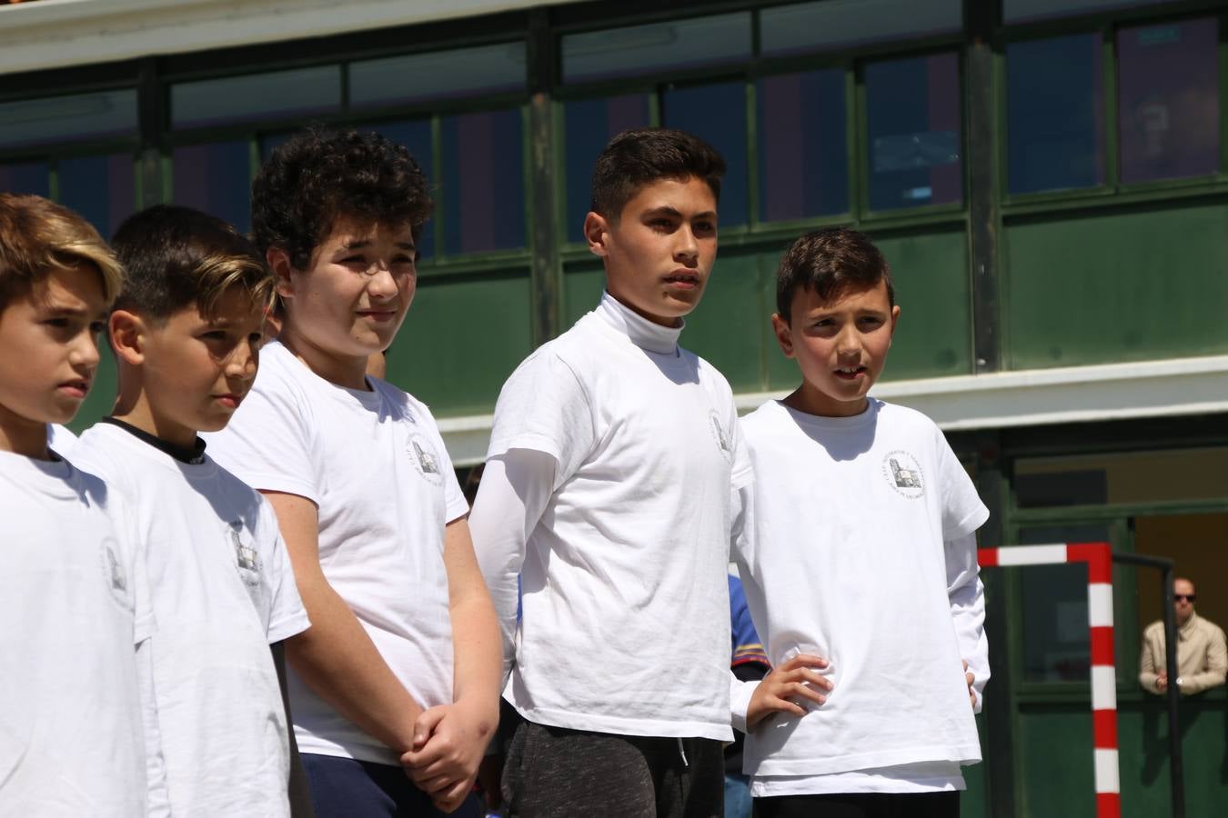 El Colegio 'Sotomayor y Terrazas' ha celebrado, esta mañana, su III Certamen escolar de bandas, organizado por el área de Música de este centro educativo, bajo la dirección de la maestra Loli Guzmán. A las puertas de la Semana Santa de Jerez, la actividad ha tenido como objetivo acercar la música a los niños y trabajar con ellos los sones que acompañan esta celebración. Esta edición ha contado, también, con la participación de alumnos del Colegio de Educación Especial 'Nuestra Señora de Aguasantas', la Agrupación Musical 'Nuestro Padre Jesús Nazareno', la Banda de CC. y TT. de 'Nuestra Señora del Rosario' y la Agrupación Musical 'Maestro Sousa'. Además, como novedad, se ha realizado un desfile previo por las calles del popular 'Barrio Alto'.