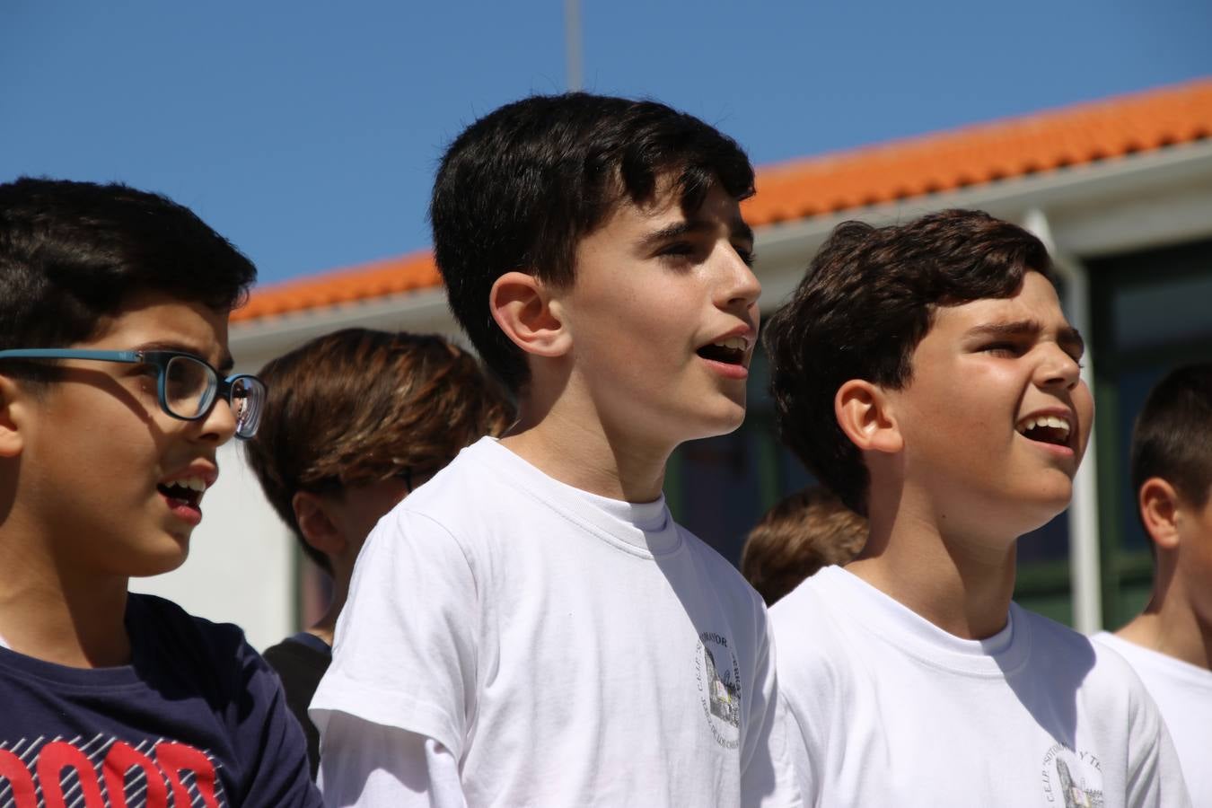 El Colegio 'Sotomayor y Terrazas' ha celebrado, esta mañana, su III Certamen escolar de bandas, organizado por el área de Música de este centro educativo, bajo la dirección de la maestra Loli Guzmán. A las puertas de la Semana Santa de Jerez, la actividad ha tenido como objetivo acercar la música a los niños y trabajar con ellos los sones que acompañan esta celebración. Esta edición ha contado, también, con la participación de alumnos del Colegio de Educación Especial 'Nuestra Señora de Aguasantas', la Agrupación Musical 'Nuestro Padre Jesús Nazareno', la Banda de CC. y TT. de 'Nuestra Señora del Rosario' y la Agrupación Musical 'Maestro Sousa'. Además, como novedad, se ha realizado un desfile previo por las calles del popular 'Barrio Alto'.