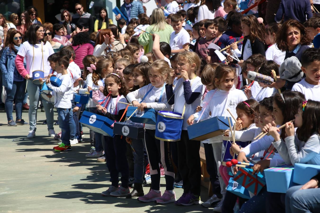 El Colegio 'Sotomayor y Terrazas' ha celebrado, esta mañana, su III Certamen escolar de bandas, organizado por el área de Música de este centro educativo, bajo la dirección de la maestra Loli Guzmán. A las puertas de la Semana Santa de Jerez, la actividad ha tenido como objetivo acercar la música a los niños y trabajar con ellos los sones que acompañan esta celebración. Esta edición ha contado, también, con la participación de alumnos del Colegio de Educación Especial 'Nuestra Señora de Aguasantas', la Agrupación Musical 'Nuestro Padre Jesús Nazareno', la Banda de CC. y TT. de 'Nuestra Señora del Rosario' y la Agrupación Musical 'Maestro Sousa'. Además, como novedad, se ha realizado un desfile previo por las calles del popular 'Barrio Alto'.