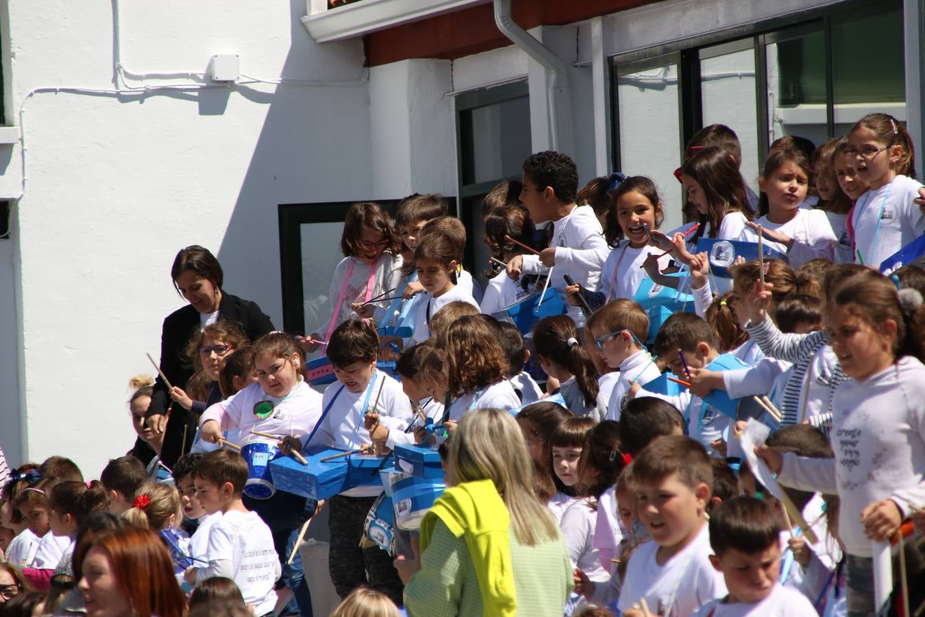 El Colegio 'Sotomayor y Terrazas' ha celebrado, esta mañana, su III Certamen escolar de bandas, organizado por el área de Música de este centro educativo, bajo la dirección de la maestra Loli Guzmán. A las puertas de la Semana Santa de Jerez, la actividad ha tenido como objetivo acercar la música a los niños y trabajar con ellos los sones que acompañan esta celebración. Esta edición ha contado, también, con la participación de alumnos del Colegio de Educación Especial 'Nuestra Señora de Aguasantas', la Agrupación Musical 'Nuestro Padre Jesús Nazareno', la Banda de CC. y TT. de 'Nuestra Señora del Rosario' y la Agrupación Musical 'Maestro Sousa'. Además, como novedad, se ha realizado un desfile previo por las calles del popular 'Barrio Alto'.