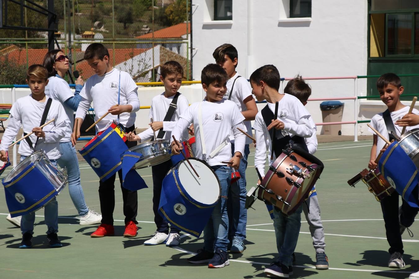 El Colegio 'Sotomayor y Terrazas' ha celebrado, esta mañana, su III Certamen escolar de bandas, organizado por el área de Música de este centro educativo, bajo la dirección de la maestra Loli Guzmán. A las puertas de la Semana Santa de Jerez, la actividad ha tenido como objetivo acercar la música a los niños y trabajar con ellos los sones que acompañan esta celebración. Esta edición ha contado, también, con la participación de alumnos del Colegio de Educación Especial 'Nuestra Señora de Aguasantas', la Agrupación Musical 'Nuestro Padre Jesús Nazareno', la Banda de CC. y TT. de 'Nuestra Señora del Rosario' y la Agrupación Musical 'Maestro Sousa'. Además, como novedad, se ha realizado un desfile previo por las calles del popular 'Barrio Alto'.
