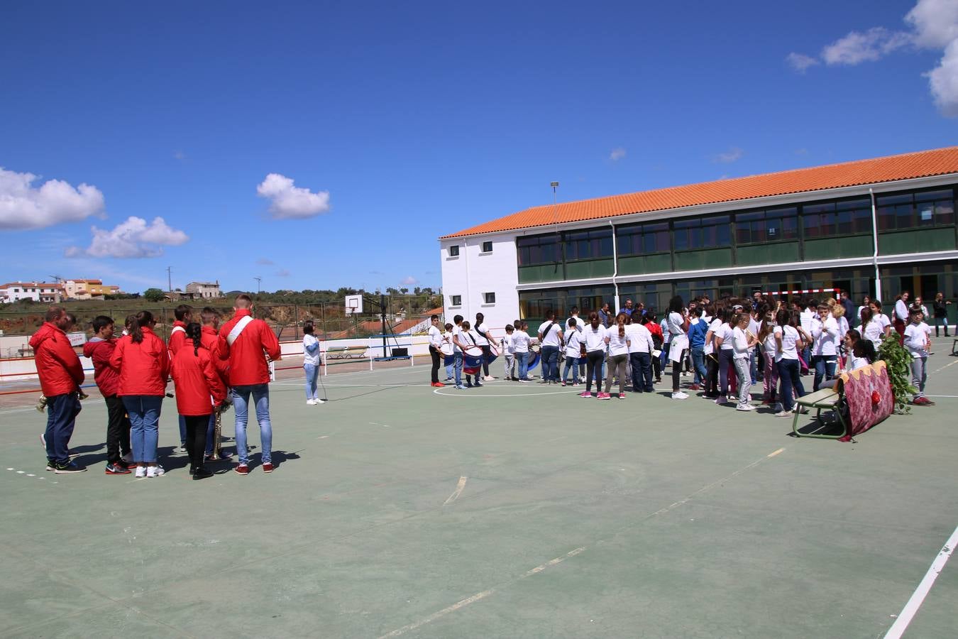 El Colegio 'Sotomayor y Terrazas' ha celebrado, esta mañana, su III Certamen escolar de bandas, organizado por el área de Música de este centro educativo, bajo la dirección de la maestra Loli Guzmán. A las puertas de la Semana Santa de Jerez, la actividad ha tenido como objetivo acercar la música a los niños y trabajar con ellos los sones que acompañan esta celebración. Esta edición ha contado, también, con la participación de alumnos del Colegio de Educación Especial 'Nuestra Señora de Aguasantas', la Agrupación Musical 'Nuestro Padre Jesús Nazareno', la Banda de CC. y TT. de 'Nuestra Señora del Rosario' y la Agrupación Musical 'Maestro Sousa'. Además, como novedad, se ha realizado un desfile previo por las calles del popular 'Barrio Alto'.