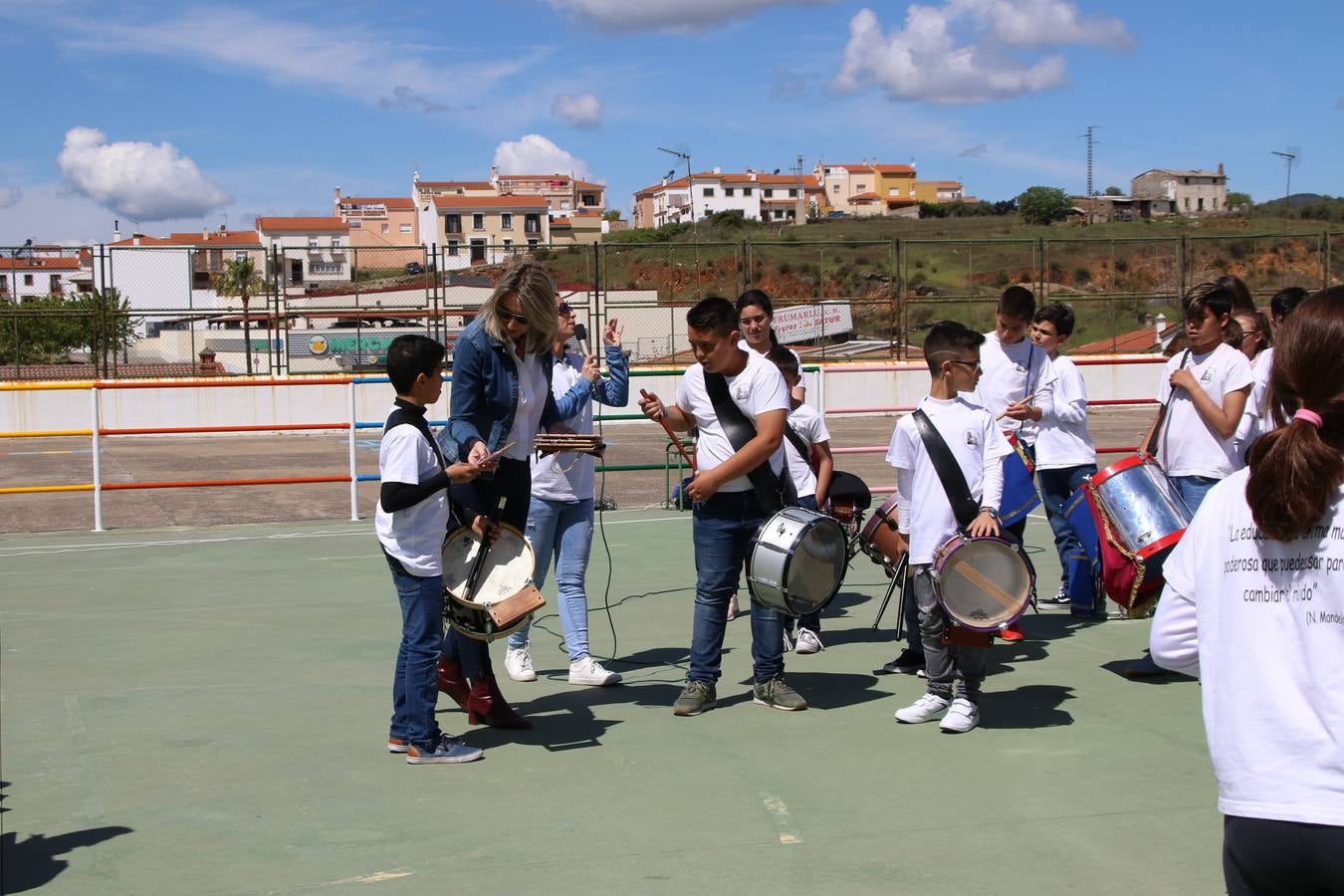 El Colegio 'Sotomayor y Terrazas' ha celebrado, esta mañana, su III Certamen escolar de bandas, organizado por el área de Música de este centro educativo, bajo la dirección de la maestra Loli Guzmán. A las puertas de la Semana Santa de Jerez, la actividad ha tenido como objetivo acercar la música a los niños y trabajar con ellos los sones que acompañan esta celebración. Esta edición ha contado, también, con la participación de alumnos del Colegio de Educación Especial 'Nuestra Señora de Aguasantas', la Agrupación Musical 'Nuestro Padre Jesús Nazareno', la Banda de CC. y TT. de 'Nuestra Señora del Rosario' y la Agrupación Musical 'Maestro Sousa'. Además, como novedad, se ha realizado un desfile previo por las calles del popular 'Barrio Alto'.