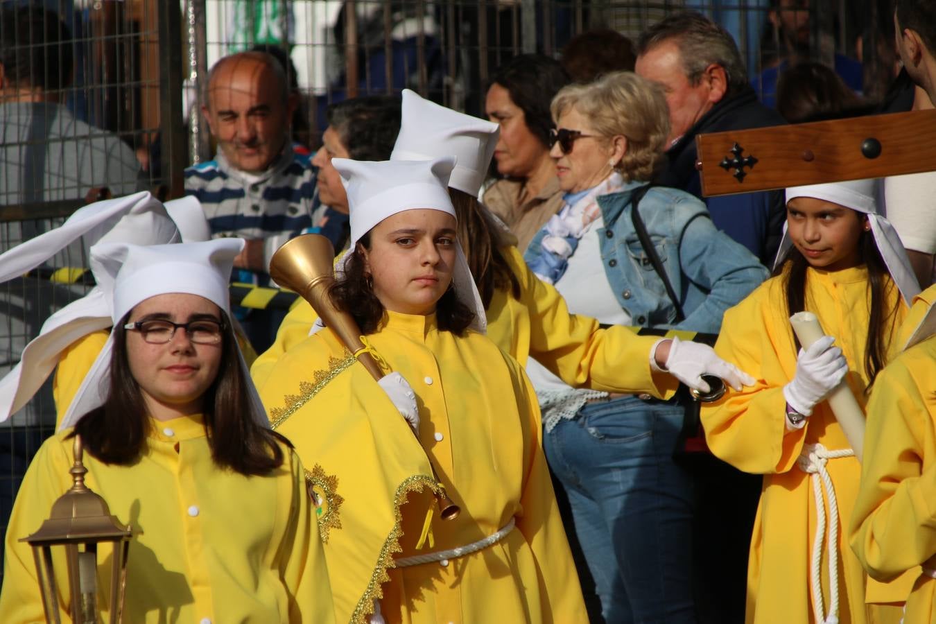 El Colegio «El Rodeo» celebró, ayer, una nueva edición de su Semana Santa infantil que, año tras año, se consolida como una de las citas imprescindibles del calendario cofrade jerezano. La iniciativa cuenta con la implicación de alumnos, padres y profesores, y muestra cómo los más pequeños comienzan a interiorizar los roles propios de quienes participan y hacen posible la Semana Santa del municipio: costaleros, capataces, nazarenos, agrupaciones musicales, mujeres ataviadas con mantilla negra, escoltas romanas, etc. La Agrupación Musical «Nuestro Padre Jesús Nazareno» y la Agrupación Musical «Maestro Sousa» de la OJE acompañaron con sus sones esta entrañable recreación.