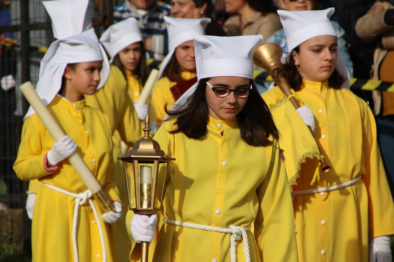 El Colegio «El Rodeo» celebró, ayer, una nueva edición de su Semana Santa infantil que, año tras año, se consolida como una de las citas imprescindibles del calendario cofrade jerezano. La iniciativa cuenta con la implicación de alumnos, padres y profesores, y muestra cómo los más pequeños comienzan a interiorizar los roles propios de quienes participan y hacen posible la Semana Santa del municipio: costaleros, capataces, nazarenos, agrupaciones musicales, mujeres ataviadas con mantilla negra, escoltas romanas, etc. La Agrupación Musical «Nuestro Padre Jesús Nazareno» y la Agrupación Musical «Maestro Sousa» de la OJE acompañaron con sus sones esta entrañable recreación.