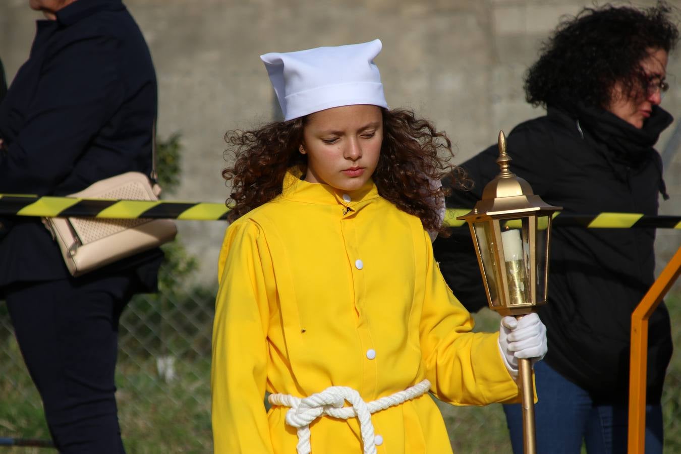 El Colegio «El Rodeo» celebró, ayer, una nueva edición de su Semana Santa infantil que, año tras año, se consolida como una de las citas imprescindibles del calendario cofrade jerezano. La iniciativa cuenta con la implicación de alumnos, padres y profesores, y muestra cómo los más pequeños comienzan a interiorizar los roles propios de quienes participan y hacen posible la Semana Santa del municipio: costaleros, capataces, nazarenos, agrupaciones musicales, mujeres ataviadas con mantilla negra, escoltas romanas, etc. La Agrupación Musical «Nuestro Padre Jesús Nazareno» y la Agrupación Musical «Maestro Sousa» de la OJE acompañaron con sus sones esta entrañable recreación.