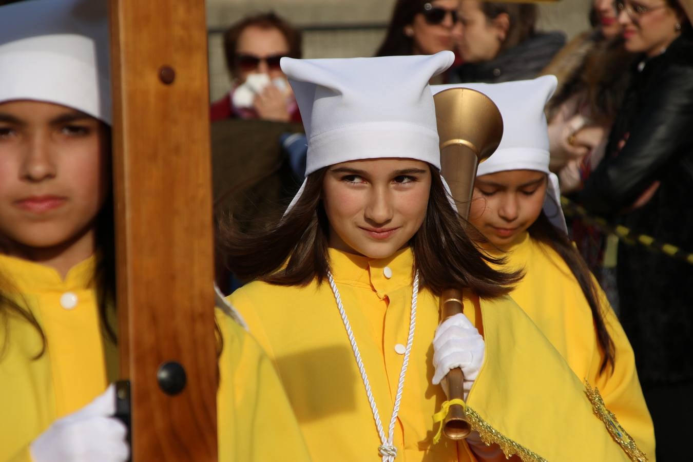 El Colegio «El Rodeo» celebró, ayer, una nueva edición de su Semana Santa infantil que, año tras año, se consolida como una de las citas imprescindibles del calendario cofrade jerezano. La iniciativa cuenta con la implicación de alumnos, padres y profesores, y muestra cómo los más pequeños comienzan a interiorizar los roles propios de quienes participan y hacen posible la Semana Santa del municipio: costaleros, capataces, nazarenos, agrupaciones musicales, mujeres ataviadas con mantilla negra, escoltas romanas, etc. La Agrupación Musical «Nuestro Padre Jesús Nazareno» y la Agrupación Musical «Maestro Sousa» de la OJE acompañaron con sus sones esta entrañable recreación.