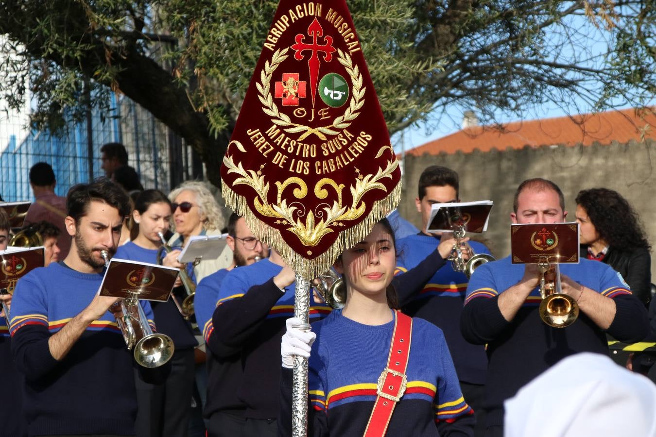 El Colegio «El Rodeo» celebró, ayer, una nueva edición de su Semana Santa infantil que, año tras año, se consolida como una de las citas imprescindibles del calendario cofrade jerezano. La iniciativa cuenta con la implicación de alumnos, padres y profesores, y muestra cómo los más pequeños comienzan a interiorizar los roles propios de quienes participan y hacen posible la Semana Santa del municipio: costaleros, capataces, nazarenos, agrupaciones musicales, mujeres ataviadas con mantilla negra, escoltas romanas, etc. La Agrupación Musical «Nuestro Padre Jesús Nazareno» y la Agrupación Musical «Maestro Sousa» de la OJE acompañaron con sus sones esta entrañable recreación.