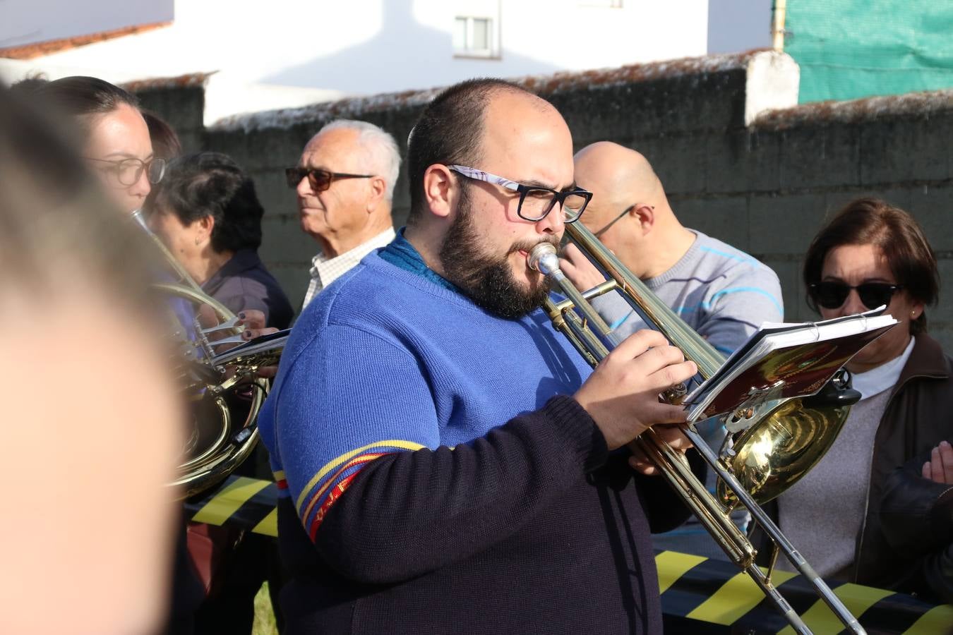 El Colegio «El Rodeo» celebró, ayer, una nueva edición de su Semana Santa infantil que, año tras año, se consolida como una de las citas imprescindibles del calendario cofrade jerezano. La iniciativa cuenta con la implicación de alumnos, padres y profesores, y muestra cómo los más pequeños comienzan a interiorizar los roles propios de quienes participan y hacen posible la Semana Santa del municipio: costaleros, capataces, nazarenos, agrupaciones musicales, mujeres ataviadas con mantilla negra, escoltas romanas, etc. La Agrupación Musical «Nuestro Padre Jesús Nazareno» y la Agrupación Musical «Maestro Sousa» de la OJE acompañaron con sus sones esta entrañable recreación.
