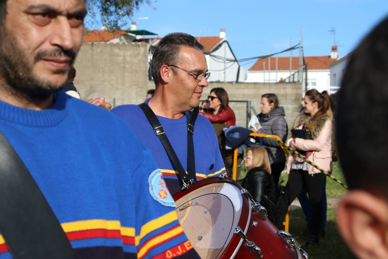 El Colegio «El Rodeo» celebró, ayer, una nueva edición de su Semana Santa infantil que, año tras año, se consolida como una de las citas imprescindibles del calendario cofrade jerezano. La iniciativa cuenta con la implicación de alumnos, padres y profesores, y muestra cómo los más pequeños comienzan a interiorizar los roles propios de quienes participan y hacen posible la Semana Santa del municipio: costaleros, capataces, nazarenos, agrupaciones musicales, mujeres ataviadas con mantilla negra, escoltas romanas, etc. La Agrupación Musical «Nuestro Padre Jesús Nazareno» y la Agrupación Musical «Maestro Sousa» de la OJE acompañaron con sus sones esta entrañable recreación.