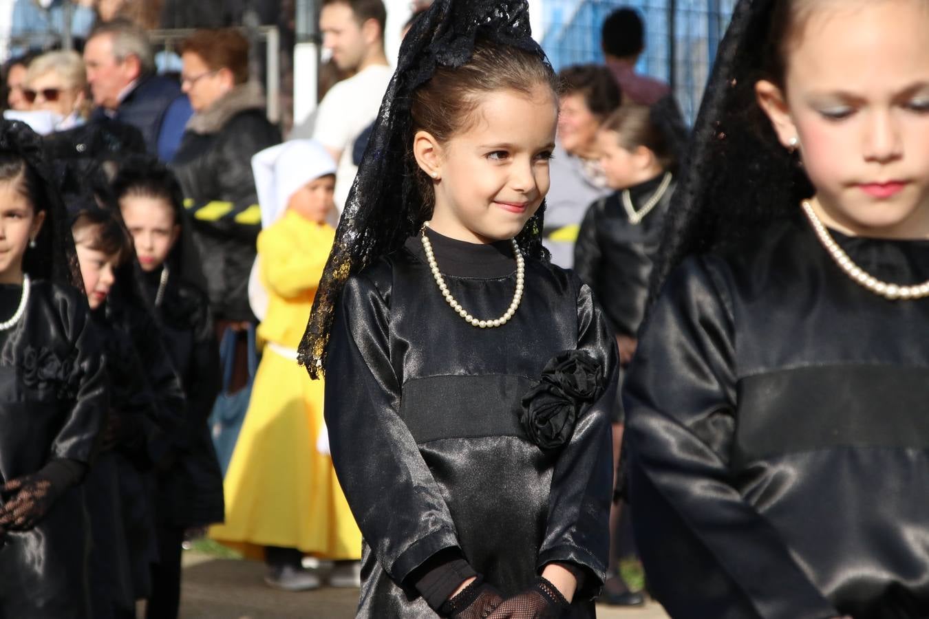 El Colegio «El Rodeo» celebró, ayer, una nueva edición de su Semana Santa infantil que, año tras año, se consolida como una de las citas imprescindibles del calendario cofrade jerezano. La iniciativa cuenta con la implicación de alumnos, padres y profesores, y muestra cómo los más pequeños comienzan a interiorizar los roles propios de quienes participan y hacen posible la Semana Santa del municipio: costaleros, capataces, nazarenos, agrupaciones musicales, mujeres ataviadas con mantilla negra, escoltas romanas, etc. La Agrupación Musical «Nuestro Padre Jesús Nazareno» y la Agrupación Musical «Maestro Sousa» de la OJE acompañaron con sus sones esta entrañable recreación.