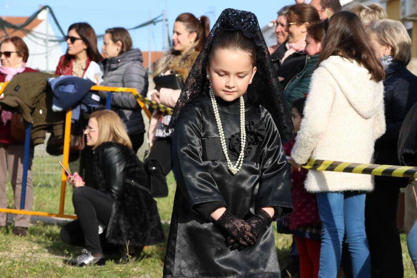 El Colegio «El Rodeo» celebró, ayer, una nueva edición de su Semana Santa infantil que, año tras año, se consolida como una de las citas imprescindibles del calendario cofrade jerezano. La iniciativa cuenta con la implicación de alumnos, padres y profesores, y muestra cómo los más pequeños comienzan a interiorizar los roles propios de quienes participan y hacen posible la Semana Santa del municipio: costaleros, capataces, nazarenos, agrupaciones musicales, mujeres ataviadas con mantilla negra, escoltas romanas, etc. La Agrupación Musical «Nuestro Padre Jesús Nazareno» y la Agrupación Musical «Maestro Sousa» de la OJE acompañaron con sus sones esta entrañable recreación.