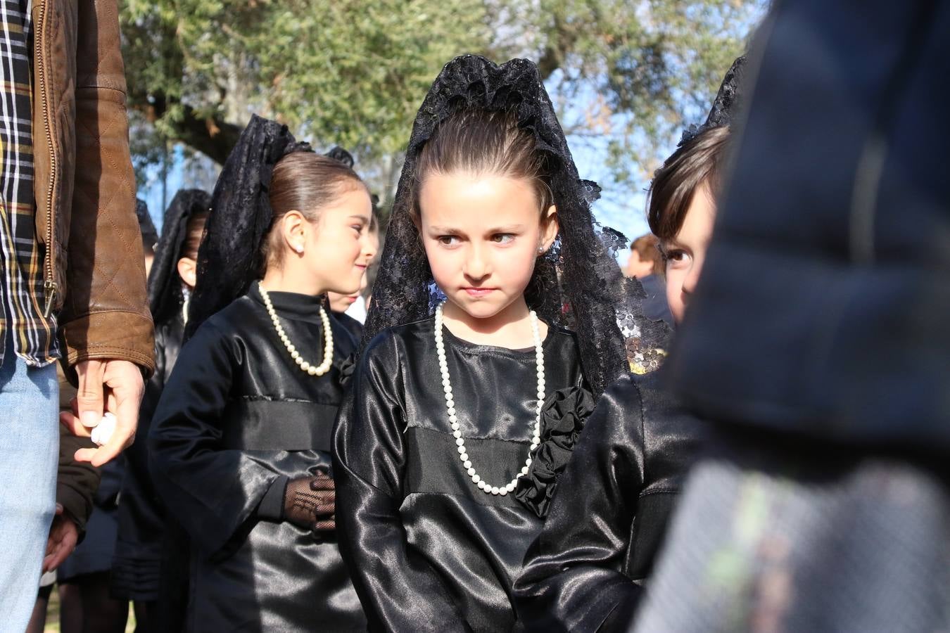 El Colegio «El Rodeo» celebró, ayer, una nueva edición de su Semana Santa infantil que, año tras año, se consolida como una de las citas imprescindibles del calendario cofrade jerezano. La iniciativa cuenta con la implicación de alumnos, padres y profesores, y muestra cómo los más pequeños comienzan a interiorizar los roles propios de quienes participan y hacen posible la Semana Santa del municipio: costaleros, capataces, nazarenos, agrupaciones musicales, mujeres ataviadas con mantilla negra, escoltas romanas, etc. La Agrupación Musical «Nuestro Padre Jesús Nazareno» y la Agrupación Musical «Maestro Sousa» de la OJE acompañaron con sus sones esta entrañable recreación.