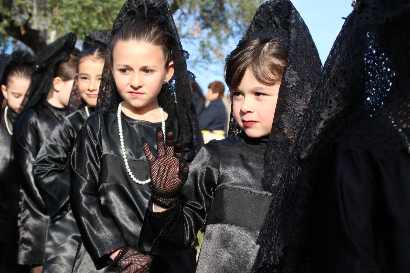 El Colegio «El Rodeo» celebró, ayer, una nueva edición de su Semana Santa infantil que, año tras año, se consolida como una de las citas imprescindibles del calendario cofrade jerezano. La iniciativa cuenta con la implicación de alumnos, padres y profesores, y muestra cómo los más pequeños comienzan a interiorizar los roles propios de quienes participan y hacen posible la Semana Santa del municipio: costaleros, capataces, nazarenos, agrupaciones musicales, mujeres ataviadas con mantilla negra, escoltas romanas, etc. La Agrupación Musical «Nuestro Padre Jesús Nazareno» y la Agrupación Musical «Maestro Sousa» de la OJE acompañaron con sus sones esta entrañable recreación.