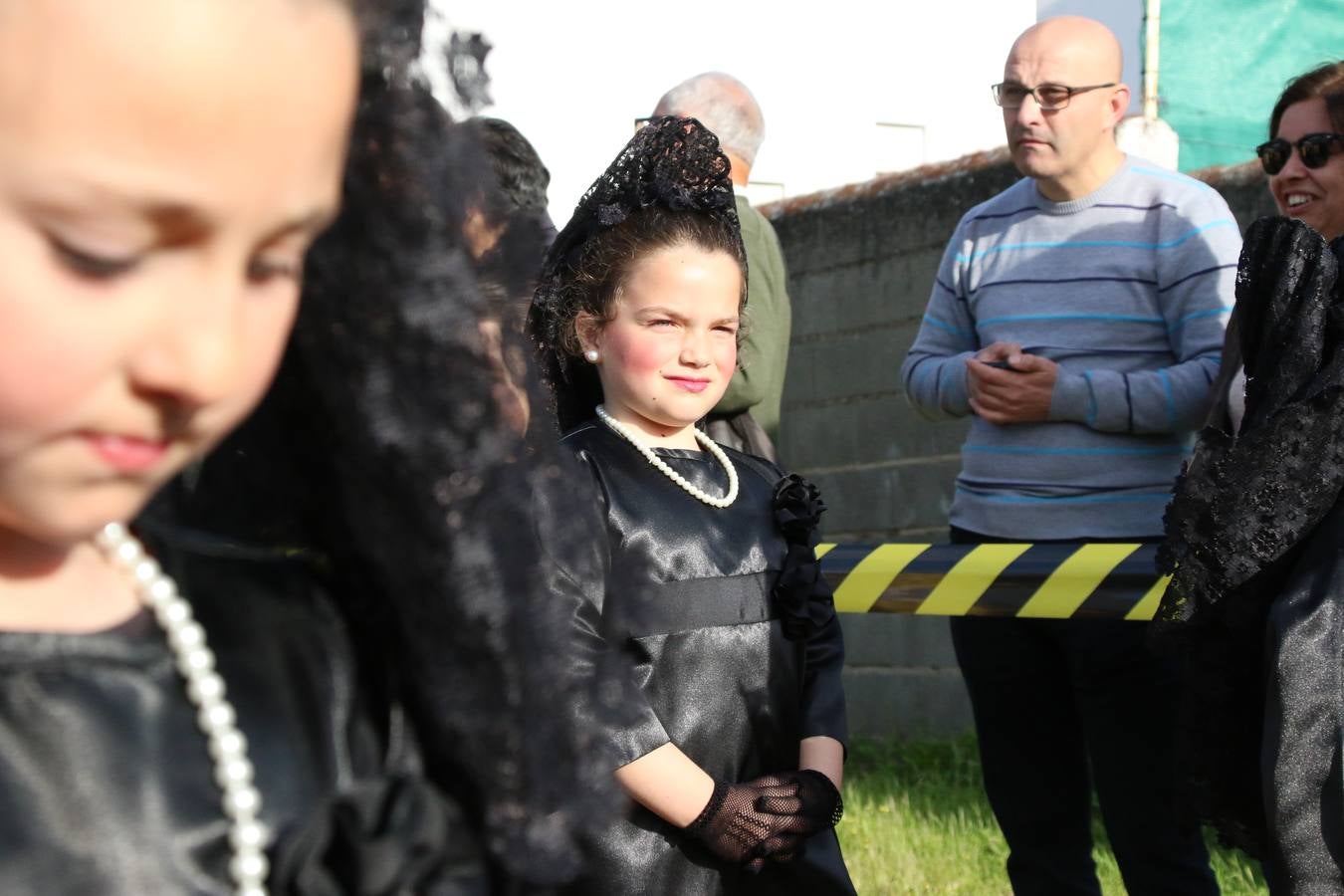 El Colegio «El Rodeo» celebró, ayer, una nueva edición de su Semana Santa infantil que, año tras año, se consolida como una de las citas imprescindibles del calendario cofrade jerezano. La iniciativa cuenta con la implicación de alumnos, padres y profesores, y muestra cómo los más pequeños comienzan a interiorizar los roles propios de quienes participan y hacen posible la Semana Santa del municipio: costaleros, capataces, nazarenos, agrupaciones musicales, mujeres ataviadas con mantilla negra, escoltas romanas, etc. La Agrupación Musical «Nuestro Padre Jesús Nazareno» y la Agrupación Musical «Maestro Sousa» de la OJE acompañaron con sus sones esta entrañable recreación.