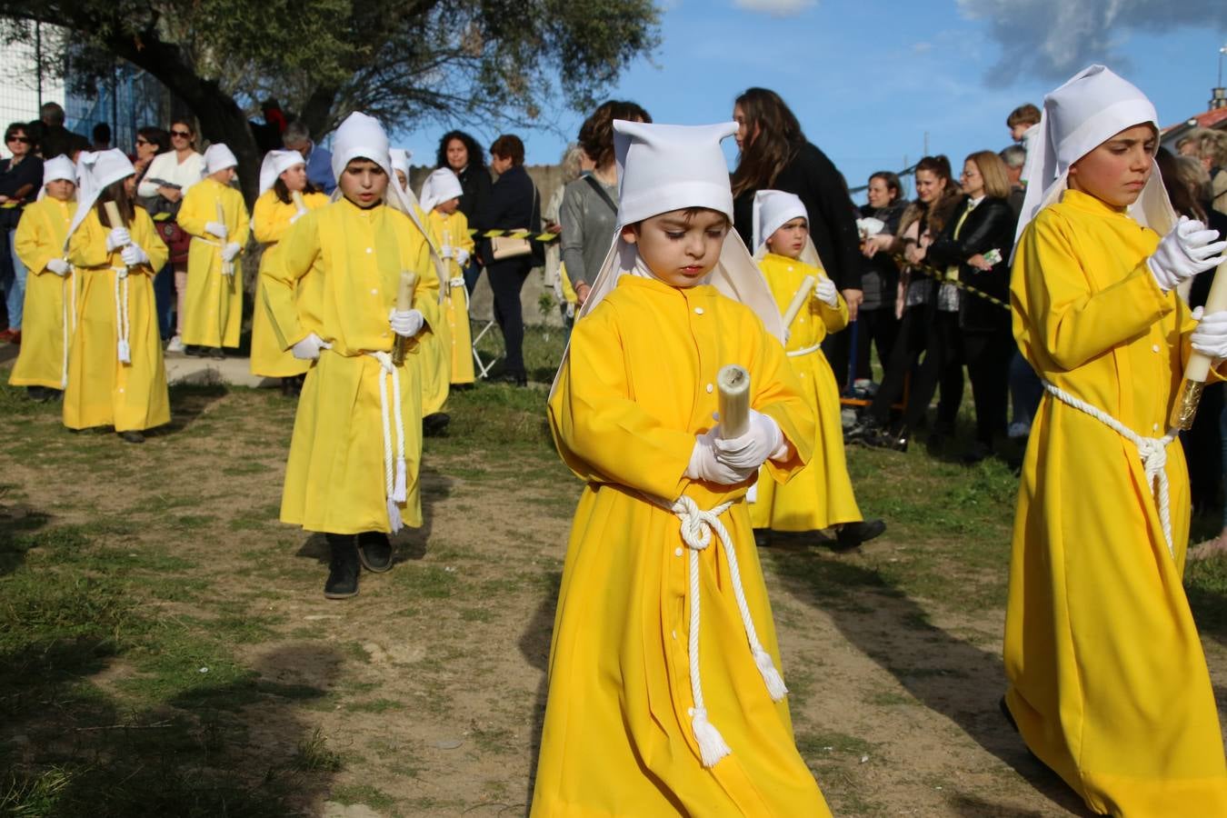 El Colegio «El Rodeo» celebró, ayer, una nueva edición de su Semana Santa infantil que, año tras año, se consolida como una de las citas imprescindibles del calendario cofrade jerezano. La iniciativa cuenta con la implicación de alumnos, padres y profesores, y muestra cómo los más pequeños comienzan a interiorizar los roles propios de quienes participan y hacen posible la Semana Santa del municipio: costaleros, capataces, nazarenos, agrupaciones musicales, mujeres ataviadas con mantilla negra, escoltas romanas, etc. La Agrupación Musical «Nuestro Padre Jesús Nazareno» y la Agrupación Musical «Maestro Sousa» de la OJE acompañaron con sus sones esta entrañable recreación.