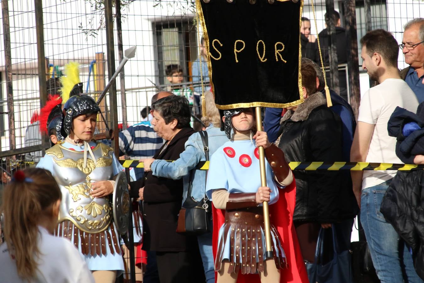 El Colegio «El Rodeo» celebró, ayer, una nueva edición de su Semana Santa infantil que, año tras año, se consolida como una de las citas imprescindibles del calendario cofrade jerezano. La iniciativa cuenta con la implicación de alumnos, padres y profesores, y muestra cómo los más pequeños comienzan a interiorizar los roles propios de quienes participan y hacen posible la Semana Santa del municipio: costaleros, capataces, nazarenos, agrupaciones musicales, mujeres ataviadas con mantilla negra, escoltas romanas, etc. La Agrupación Musical «Nuestro Padre Jesús Nazareno» y la Agrupación Musical «Maestro Sousa» de la OJE acompañaron con sus sones esta entrañable recreación.