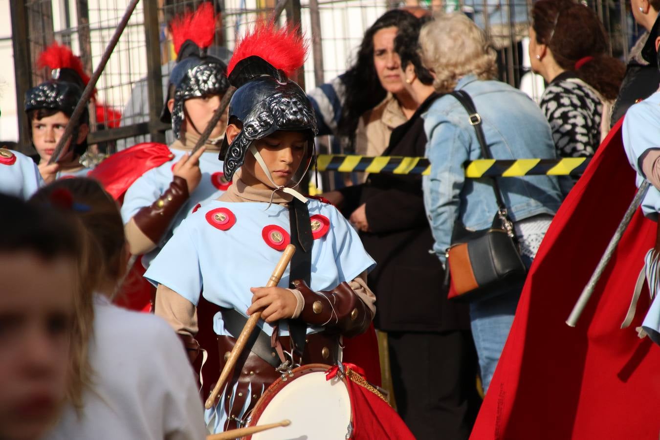 El Colegio «El Rodeo» celebró, ayer, una nueva edición de su Semana Santa infantil que, año tras año, se consolida como una de las citas imprescindibles del calendario cofrade jerezano. La iniciativa cuenta con la implicación de alumnos, padres y profesores, y muestra cómo los más pequeños comienzan a interiorizar los roles propios de quienes participan y hacen posible la Semana Santa del municipio: costaleros, capataces, nazarenos, agrupaciones musicales, mujeres ataviadas con mantilla negra, escoltas romanas, etc. La Agrupación Musical «Nuestro Padre Jesús Nazareno» y la Agrupación Musical «Maestro Sousa» de la OJE acompañaron con sus sones esta entrañable recreación.