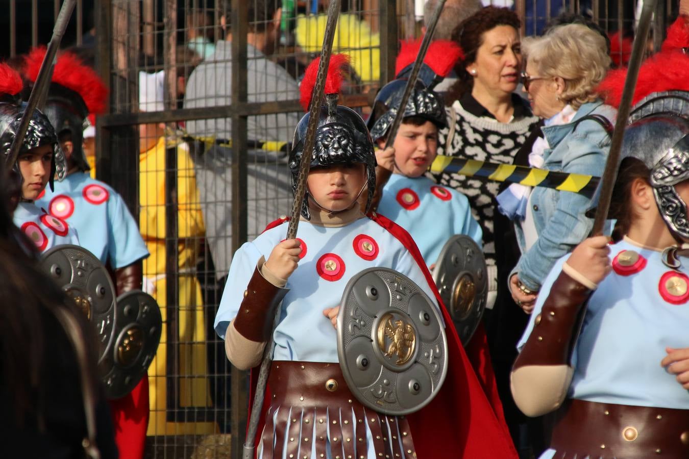El Colegio «El Rodeo» celebró, ayer, una nueva edición de su Semana Santa infantil que, año tras año, se consolida como una de las citas imprescindibles del calendario cofrade jerezano. La iniciativa cuenta con la implicación de alumnos, padres y profesores, y muestra cómo los más pequeños comienzan a interiorizar los roles propios de quienes participan y hacen posible la Semana Santa del municipio: costaleros, capataces, nazarenos, agrupaciones musicales, mujeres ataviadas con mantilla negra, escoltas romanas, etc. La Agrupación Musical «Nuestro Padre Jesús Nazareno» y la Agrupación Musical «Maestro Sousa» de la OJE acompañaron con sus sones esta entrañable recreación.