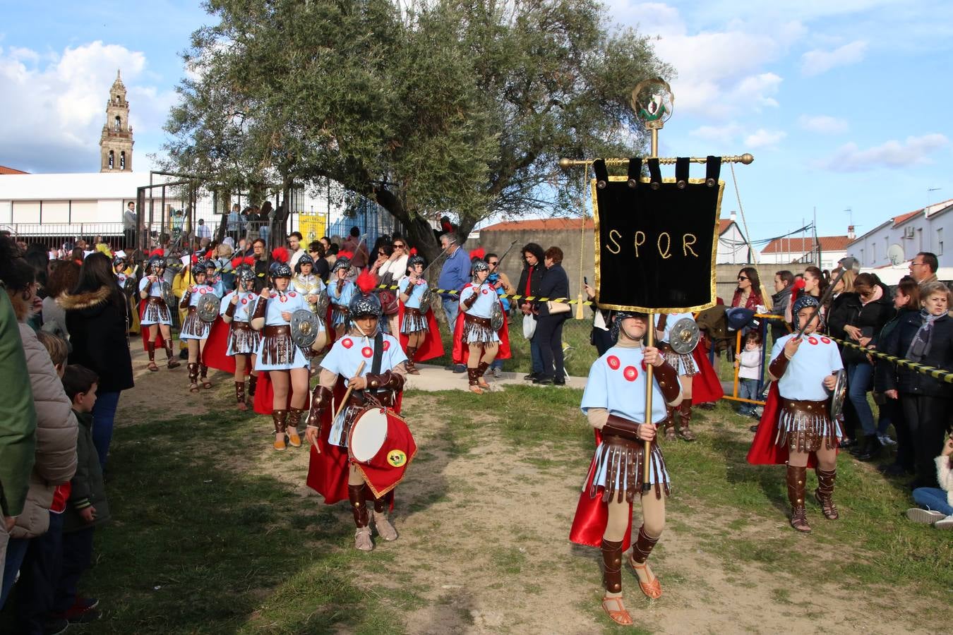 El Colegio «El Rodeo» celebró, ayer, una nueva edición de su Semana Santa infantil que, año tras año, se consolida como una de las citas imprescindibles del calendario cofrade jerezano. La iniciativa cuenta con la implicación de alumnos, padres y profesores, y muestra cómo los más pequeños comienzan a interiorizar los roles propios de quienes participan y hacen posible la Semana Santa del municipio: costaleros, capataces, nazarenos, agrupaciones musicales, mujeres ataviadas con mantilla negra, escoltas romanas, etc. La Agrupación Musical «Nuestro Padre Jesús Nazareno» y la Agrupación Musical «Maestro Sousa» de la OJE acompañaron con sus sones esta entrañable recreación.
