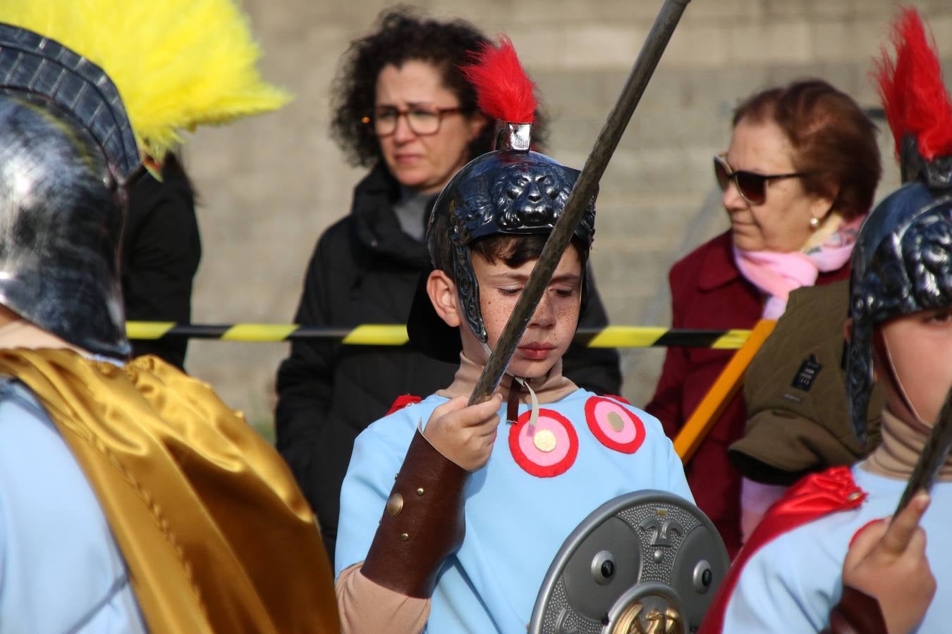 El Colegio «El Rodeo» celebró, ayer, una nueva edición de su Semana Santa infantil que, año tras año, se consolida como una de las citas imprescindibles del calendario cofrade jerezano. La iniciativa cuenta con la implicación de alumnos, padres y profesores, y muestra cómo los más pequeños comienzan a interiorizar los roles propios de quienes participan y hacen posible la Semana Santa del municipio: costaleros, capataces, nazarenos, agrupaciones musicales, mujeres ataviadas con mantilla negra, escoltas romanas, etc. La Agrupación Musical «Nuestro Padre Jesús Nazareno» y la Agrupación Musical «Maestro Sousa» de la OJE acompañaron con sus sones esta entrañable recreación.