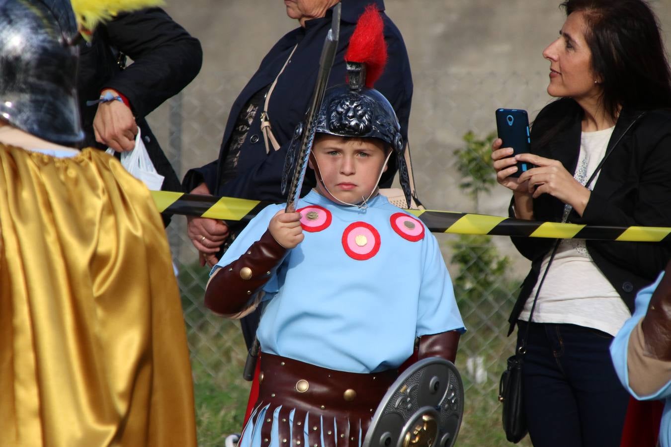 El Colegio «El Rodeo» celebró, ayer, una nueva edición de su Semana Santa infantil que, año tras año, se consolida como una de las citas imprescindibles del calendario cofrade jerezano. La iniciativa cuenta con la implicación de alumnos, padres y profesores, y muestra cómo los más pequeños comienzan a interiorizar los roles propios de quienes participan y hacen posible la Semana Santa del municipio: costaleros, capataces, nazarenos, agrupaciones musicales, mujeres ataviadas con mantilla negra, escoltas romanas, etc. La Agrupación Musical «Nuestro Padre Jesús Nazareno» y la Agrupación Musical «Maestro Sousa» de la OJE acompañaron con sus sones esta entrañable recreación.