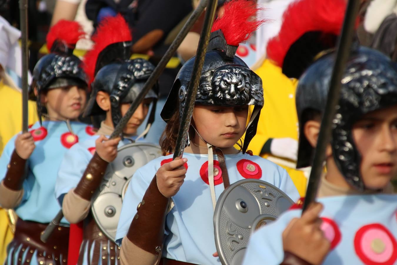 El Colegio «El Rodeo» celebró, ayer, una nueva edición de su Semana Santa infantil que, año tras año, se consolida como una de las citas imprescindibles del calendario cofrade jerezano. La iniciativa cuenta con la implicación de alumnos, padres y profesores, y muestra cómo los más pequeños comienzan a interiorizar los roles propios de quienes participan y hacen posible la Semana Santa del municipio: costaleros, capataces, nazarenos, agrupaciones musicales, mujeres ataviadas con mantilla negra, escoltas romanas, etc. La Agrupación Musical «Nuestro Padre Jesús Nazareno» y la Agrupación Musical «Maestro Sousa» de la OJE acompañaron con sus sones esta entrañable recreación.