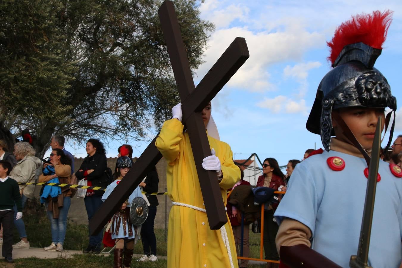 El Colegio «El Rodeo» celebró, ayer, una nueva edición de su Semana Santa infantil que, año tras año, se consolida como una de las citas imprescindibles del calendario cofrade jerezano. La iniciativa cuenta con la implicación de alumnos, padres y profesores, y muestra cómo los más pequeños comienzan a interiorizar los roles propios de quienes participan y hacen posible la Semana Santa del municipio: costaleros, capataces, nazarenos, agrupaciones musicales, mujeres ataviadas con mantilla negra, escoltas romanas, etc. La Agrupación Musical «Nuestro Padre Jesús Nazareno» y la Agrupación Musical «Maestro Sousa» de la OJE acompañaron con sus sones esta entrañable recreación.