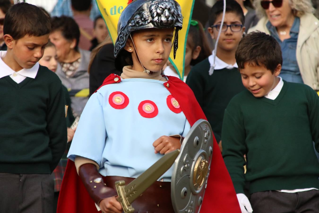 El Colegio «El Rodeo» celebró, ayer, una nueva edición de su Semana Santa infantil que, año tras año, se consolida como una de las citas imprescindibles del calendario cofrade jerezano. La iniciativa cuenta con la implicación de alumnos, padres y profesores, y muestra cómo los más pequeños comienzan a interiorizar los roles propios de quienes participan y hacen posible la Semana Santa del municipio: costaleros, capataces, nazarenos, agrupaciones musicales, mujeres ataviadas con mantilla negra, escoltas romanas, etc. La Agrupación Musical «Nuestro Padre Jesús Nazareno» y la Agrupación Musical «Maestro Sousa» de la OJE acompañaron con sus sones esta entrañable recreación.