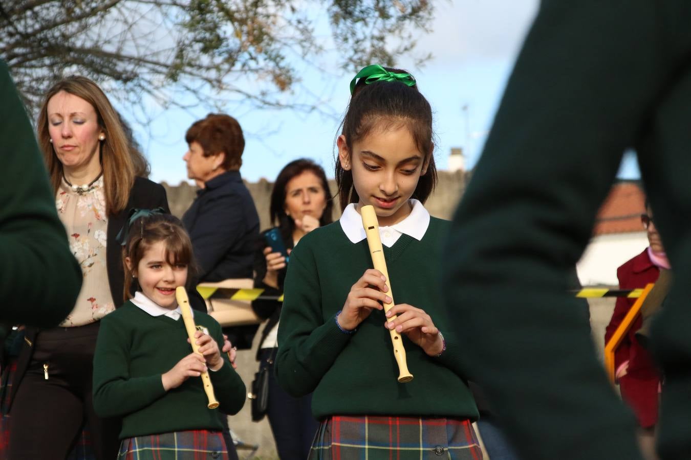 El Colegio «El Rodeo» celebró, ayer, una nueva edición de su Semana Santa infantil que, año tras año, se consolida como una de las citas imprescindibles del calendario cofrade jerezano. La iniciativa cuenta con la implicación de alumnos, padres y profesores, y muestra cómo los más pequeños comienzan a interiorizar los roles propios de quienes participan y hacen posible la Semana Santa del municipio: costaleros, capataces, nazarenos, agrupaciones musicales, mujeres ataviadas con mantilla negra, escoltas romanas, etc. La Agrupación Musical «Nuestro Padre Jesús Nazareno» y la Agrupación Musical «Maestro Sousa» de la OJE acompañaron con sus sones esta entrañable recreación.