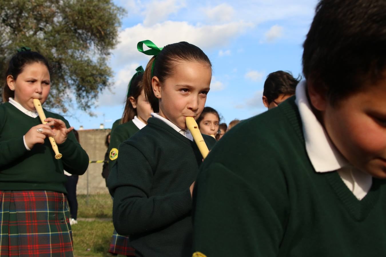 El Colegio «El Rodeo» celebró, ayer, una nueva edición de su Semana Santa infantil que, año tras año, se consolida como una de las citas imprescindibles del calendario cofrade jerezano. La iniciativa cuenta con la implicación de alumnos, padres y profesores, y muestra cómo los más pequeños comienzan a interiorizar los roles propios de quienes participan y hacen posible la Semana Santa del municipio: costaleros, capataces, nazarenos, agrupaciones musicales, mujeres ataviadas con mantilla negra, escoltas romanas, etc. La Agrupación Musical «Nuestro Padre Jesús Nazareno» y la Agrupación Musical «Maestro Sousa» de la OJE acompañaron con sus sones esta entrañable recreación.