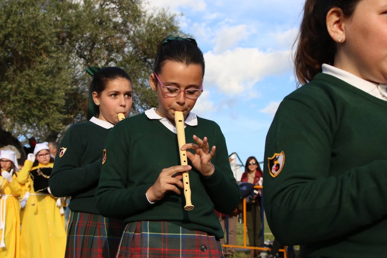 El Colegio «El Rodeo» celebró, ayer, una nueva edición de su Semana Santa infantil que, año tras año, se consolida como una de las citas imprescindibles del calendario cofrade jerezano. La iniciativa cuenta con la implicación de alumnos, padres y profesores, y muestra cómo los más pequeños comienzan a interiorizar los roles propios de quienes participan y hacen posible la Semana Santa del municipio: costaleros, capataces, nazarenos, agrupaciones musicales, mujeres ataviadas con mantilla negra, escoltas romanas, etc. La Agrupación Musical «Nuestro Padre Jesús Nazareno» y la Agrupación Musical «Maestro Sousa» de la OJE acompañaron con sus sones esta entrañable recreación.