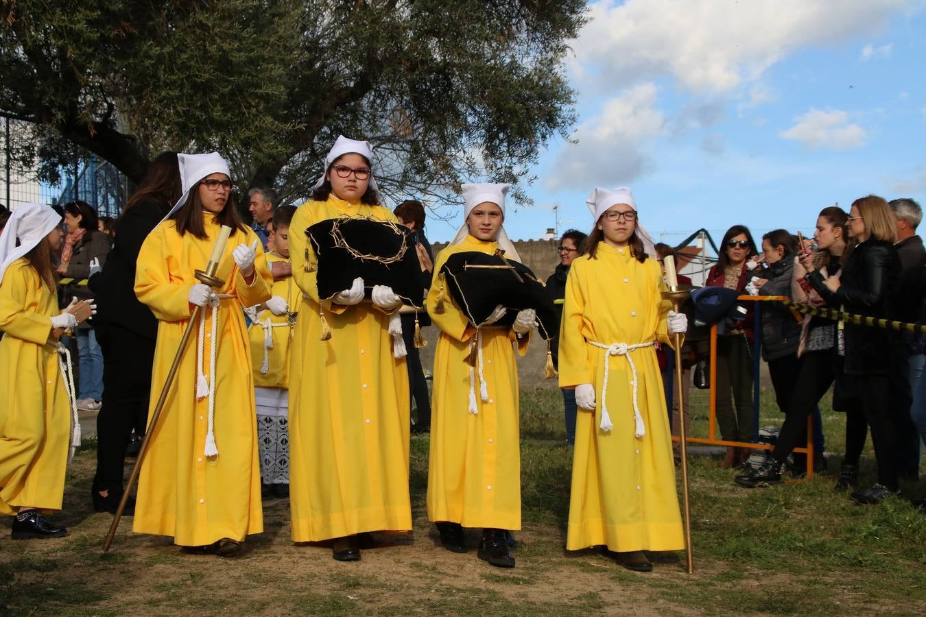 El Colegio «El Rodeo» celebró, ayer, una nueva edición de su Semana Santa infantil que, año tras año, se consolida como una de las citas imprescindibles del calendario cofrade jerezano. La iniciativa cuenta con la implicación de alumnos, padres y profesores, y muestra cómo los más pequeños comienzan a interiorizar los roles propios de quienes participan y hacen posible la Semana Santa del municipio: costaleros, capataces, nazarenos, agrupaciones musicales, mujeres ataviadas con mantilla negra, escoltas romanas, etc. La Agrupación Musical «Nuestro Padre Jesús Nazareno» y la Agrupación Musical «Maestro Sousa» de la OJE acompañaron con sus sones esta entrañable recreación.