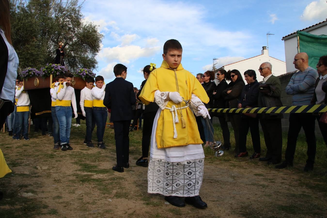 El Colegio «El Rodeo» celebró, ayer, una nueva edición de su Semana Santa infantil que, año tras año, se consolida como una de las citas imprescindibles del calendario cofrade jerezano. La iniciativa cuenta con la implicación de alumnos, padres y profesores, y muestra cómo los más pequeños comienzan a interiorizar los roles propios de quienes participan y hacen posible la Semana Santa del municipio: costaleros, capataces, nazarenos, agrupaciones musicales, mujeres ataviadas con mantilla negra, escoltas romanas, etc. La Agrupación Musical «Nuestro Padre Jesús Nazareno» y la Agrupación Musical «Maestro Sousa» de la OJE acompañaron con sus sones esta entrañable recreación.