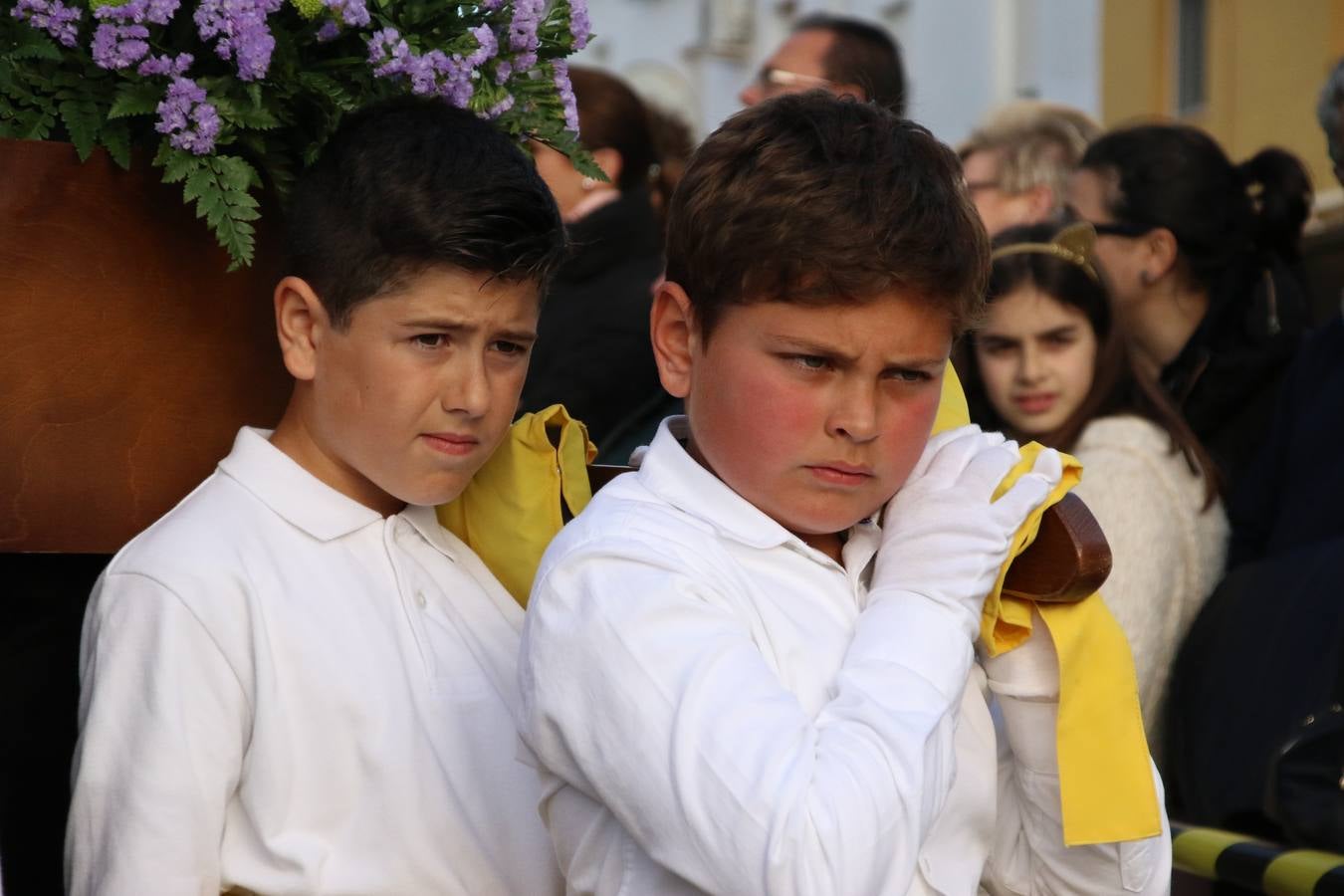 El Colegio «El Rodeo» celebró, ayer, una nueva edición de su Semana Santa infantil que, año tras año, se consolida como una de las citas imprescindibles del calendario cofrade jerezano. La iniciativa cuenta con la implicación de alumnos, padres y profesores, y muestra cómo los más pequeños comienzan a interiorizar los roles propios de quienes participan y hacen posible la Semana Santa del municipio: costaleros, capataces, nazarenos, agrupaciones musicales, mujeres ataviadas con mantilla negra, escoltas romanas, etc. La Agrupación Musical «Nuestro Padre Jesús Nazareno» y la Agrupación Musical «Maestro Sousa» de la OJE acompañaron con sus sones esta entrañable recreación.