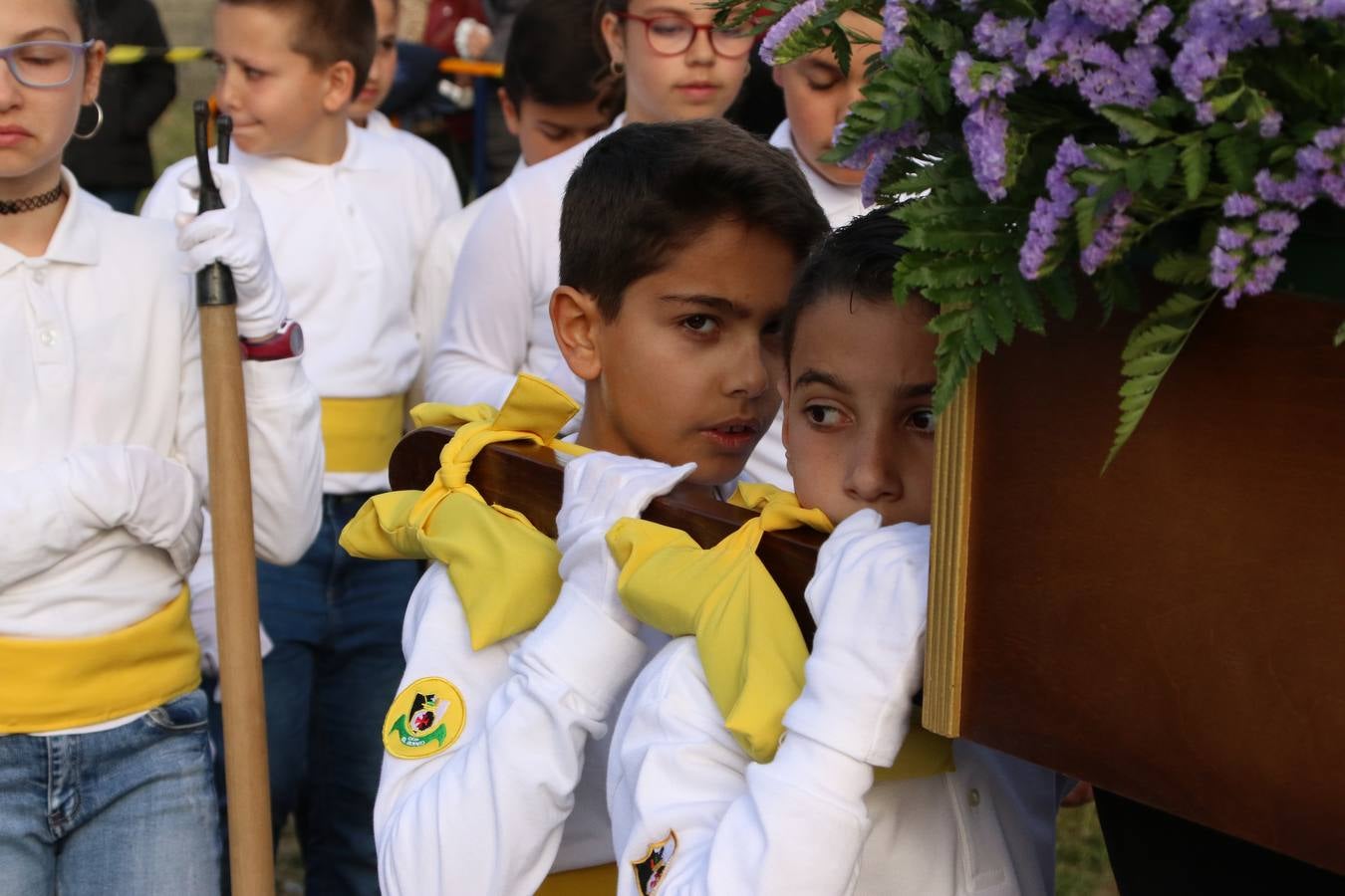 El Colegio «El Rodeo» celebró, ayer, una nueva edición de su Semana Santa infantil que, año tras año, se consolida como una de las citas imprescindibles del calendario cofrade jerezano. La iniciativa cuenta con la implicación de alumnos, padres y profesores, y muestra cómo los más pequeños comienzan a interiorizar los roles propios de quienes participan y hacen posible la Semana Santa del municipio: costaleros, capataces, nazarenos, agrupaciones musicales, mujeres ataviadas con mantilla negra, escoltas romanas, etc. La Agrupación Musical «Nuestro Padre Jesús Nazareno» y la Agrupación Musical «Maestro Sousa» de la OJE acompañaron con sus sones esta entrañable recreación.