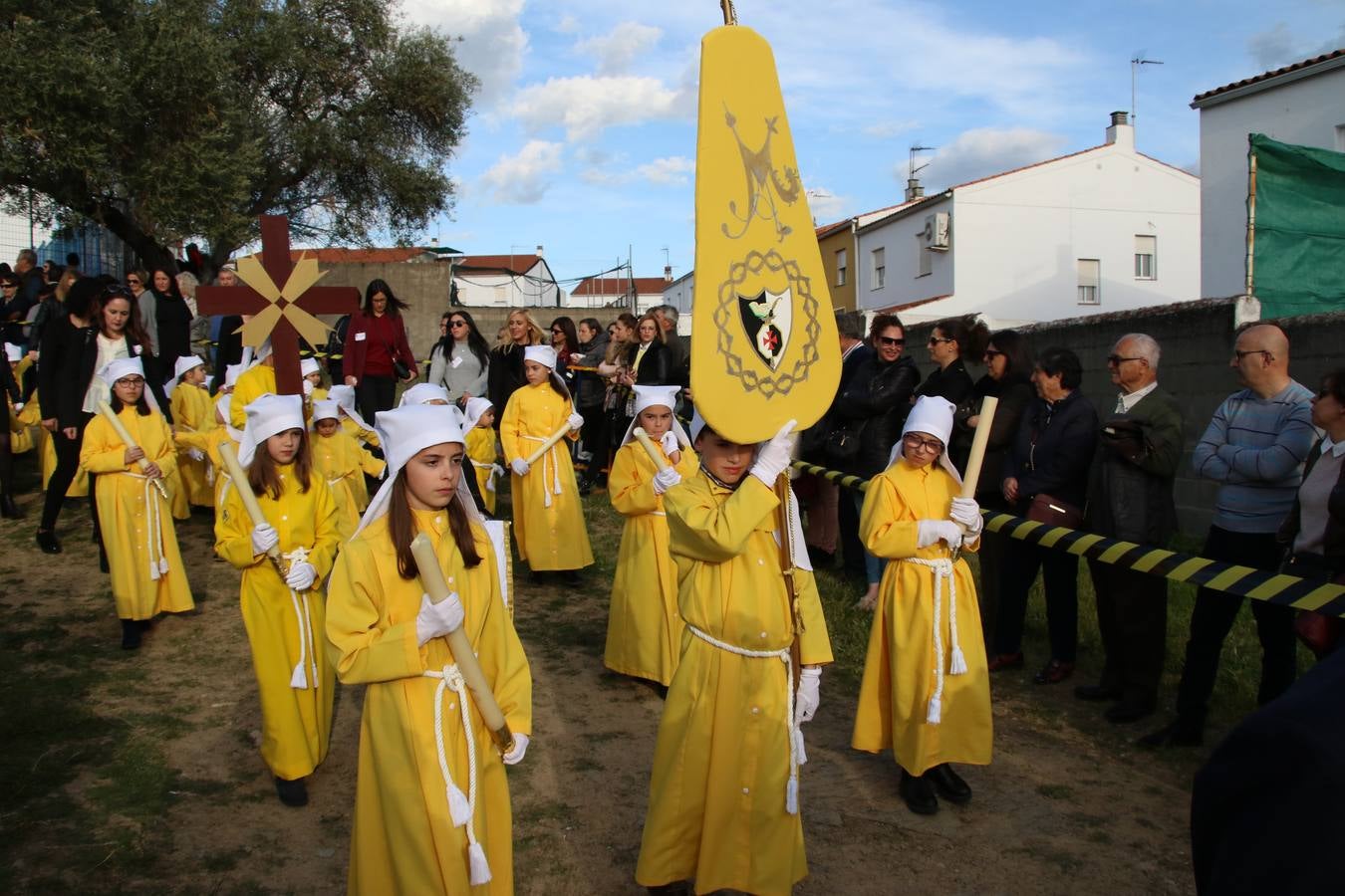 El Colegio «El Rodeo» celebró, ayer, una nueva edición de su Semana Santa infantil que, año tras año, se consolida como una de las citas imprescindibles del calendario cofrade jerezano. La iniciativa cuenta con la implicación de alumnos, padres y profesores, y muestra cómo los más pequeños comienzan a interiorizar los roles propios de quienes participan y hacen posible la Semana Santa del municipio: costaleros, capataces, nazarenos, agrupaciones musicales, mujeres ataviadas con mantilla negra, escoltas romanas, etc. La Agrupación Musical «Nuestro Padre Jesús Nazareno» y la Agrupación Musical «Maestro Sousa» de la OJE acompañaron con sus sones esta entrañable recreación.
