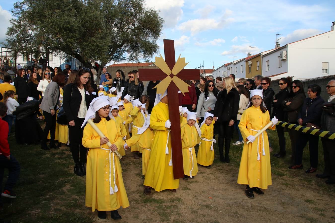 El Colegio «El Rodeo» celebró, ayer, una nueva edición de su Semana Santa infantil que, año tras año, se consolida como una de las citas imprescindibles del calendario cofrade jerezano. La iniciativa cuenta con la implicación de alumnos, padres y profesores, y muestra cómo los más pequeños comienzan a interiorizar los roles propios de quienes participan y hacen posible la Semana Santa del municipio: costaleros, capataces, nazarenos, agrupaciones musicales, mujeres ataviadas con mantilla negra, escoltas romanas, etc. La Agrupación Musical «Nuestro Padre Jesús Nazareno» y la Agrupación Musical «Maestro Sousa» de la OJE acompañaron con sus sones esta entrañable recreación.