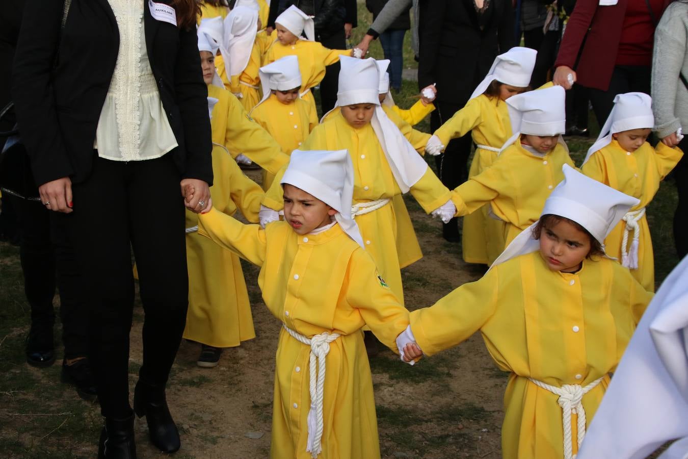 El Colegio «El Rodeo» celebró, ayer, una nueva edición de su Semana Santa infantil que, año tras año, se consolida como una de las citas imprescindibles del calendario cofrade jerezano. La iniciativa cuenta con la implicación de alumnos, padres y profesores, y muestra cómo los más pequeños comienzan a interiorizar los roles propios de quienes participan y hacen posible la Semana Santa del municipio: costaleros, capataces, nazarenos, agrupaciones musicales, mujeres ataviadas con mantilla negra, escoltas romanas, etc. La Agrupación Musical «Nuestro Padre Jesús Nazareno» y la Agrupación Musical «Maestro Sousa» de la OJE acompañaron con sus sones esta entrañable recreación.
