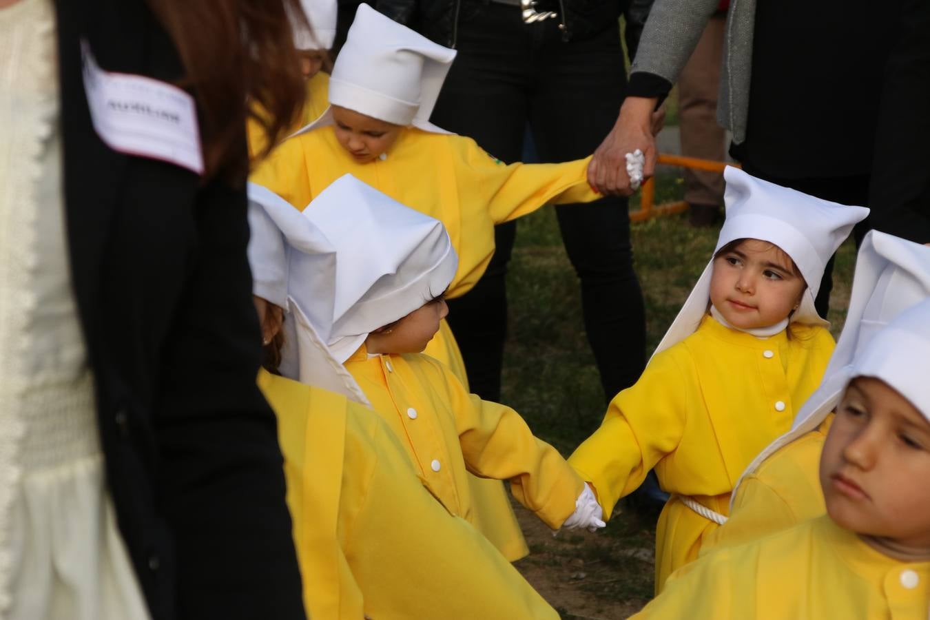 El Colegio «El Rodeo» celebró, ayer, una nueva edición de su Semana Santa infantil que, año tras año, se consolida como una de las citas imprescindibles del calendario cofrade jerezano. La iniciativa cuenta con la implicación de alumnos, padres y profesores, y muestra cómo los más pequeños comienzan a interiorizar los roles propios de quienes participan y hacen posible la Semana Santa del municipio: costaleros, capataces, nazarenos, agrupaciones musicales, mujeres ataviadas con mantilla negra, escoltas romanas, etc. La Agrupación Musical «Nuestro Padre Jesús Nazareno» y la Agrupación Musical «Maestro Sousa» de la OJE acompañaron con sus sones esta entrañable recreación.