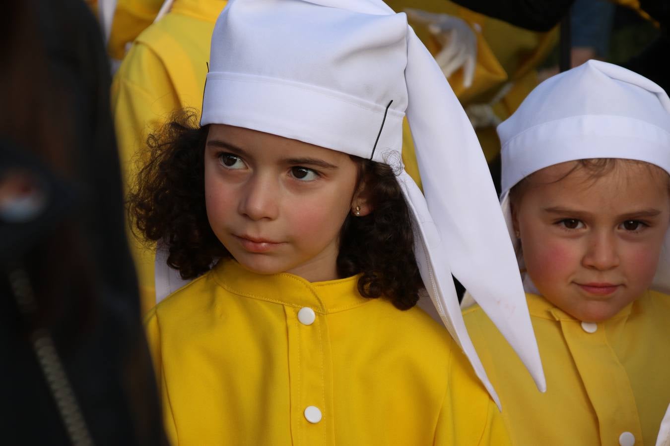 El Colegio «El Rodeo» celebró, ayer, una nueva edición de su Semana Santa infantil que, año tras año, se consolida como una de las citas imprescindibles del calendario cofrade jerezano. La iniciativa cuenta con la implicación de alumnos, padres y profesores, y muestra cómo los más pequeños comienzan a interiorizar los roles propios de quienes participan y hacen posible la Semana Santa del municipio: costaleros, capataces, nazarenos, agrupaciones musicales, mujeres ataviadas con mantilla negra, escoltas romanas, etc. La Agrupación Musical «Nuestro Padre Jesús Nazareno» y la Agrupación Musical «Maestro Sousa» de la OJE acompañaron con sus sones esta entrañable recreación.