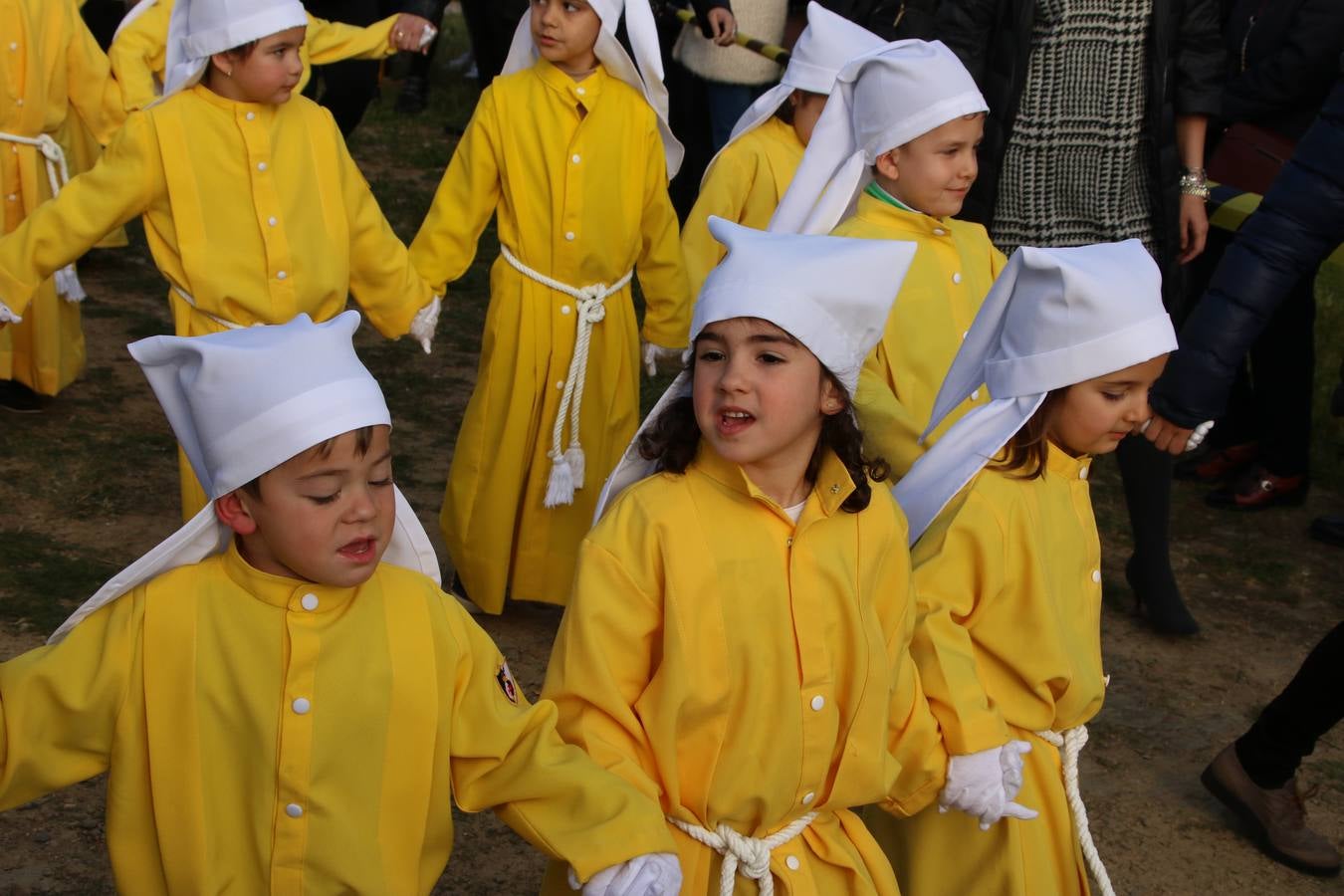 El Colegio «El Rodeo» celebró, ayer, una nueva edición de su Semana Santa infantil que, año tras año, se consolida como una de las citas imprescindibles del calendario cofrade jerezano. La iniciativa cuenta con la implicación de alumnos, padres y profesores, y muestra cómo los más pequeños comienzan a interiorizar los roles propios de quienes participan y hacen posible la Semana Santa del municipio: costaleros, capataces, nazarenos, agrupaciones musicales, mujeres ataviadas con mantilla negra, escoltas romanas, etc. La Agrupación Musical «Nuestro Padre Jesús Nazareno» y la Agrupación Musical «Maestro Sousa» de la OJE acompañaron con sus sones esta entrañable recreación.