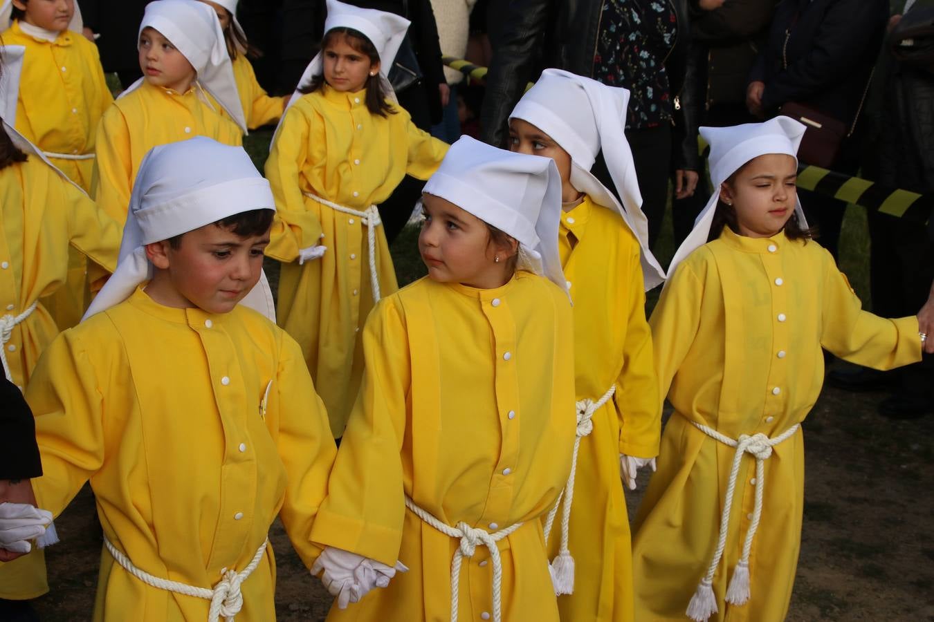 El Colegio «El Rodeo» celebró, ayer, una nueva edición de su Semana Santa infantil que, año tras año, se consolida como una de las citas imprescindibles del calendario cofrade jerezano. La iniciativa cuenta con la implicación de alumnos, padres y profesores, y muestra cómo los más pequeños comienzan a interiorizar los roles propios de quienes participan y hacen posible la Semana Santa del municipio: costaleros, capataces, nazarenos, agrupaciones musicales, mujeres ataviadas con mantilla negra, escoltas romanas, etc. La Agrupación Musical «Nuestro Padre Jesús Nazareno» y la Agrupación Musical «Maestro Sousa» de la OJE acompañaron con sus sones esta entrañable recreación.