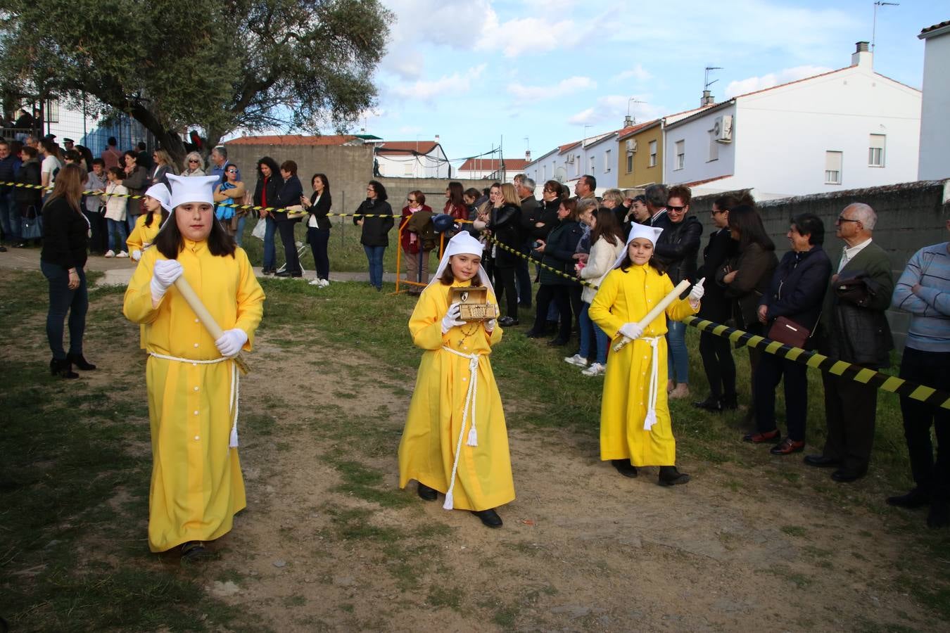 El Colegio «El Rodeo» celebró, ayer, una nueva edición de su Semana Santa infantil que, año tras año, se consolida como una de las citas imprescindibles del calendario cofrade jerezano. La iniciativa cuenta con la implicación de alumnos, padres y profesores, y muestra cómo los más pequeños comienzan a interiorizar los roles propios de quienes participan y hacen posible la Semana Santa del municipio: costaleros, capataces, nazarenos, agrupaciones musicales, mujeres ataviadas con mantilla negra, escoltas romanas, etc. La Agrupación Musical «Nuestro Padre Jesús Nazareno» y la Agrupación Musical «Maestro Sousa» de la OJE acompañaron con sus sones esta entrañable recreación.