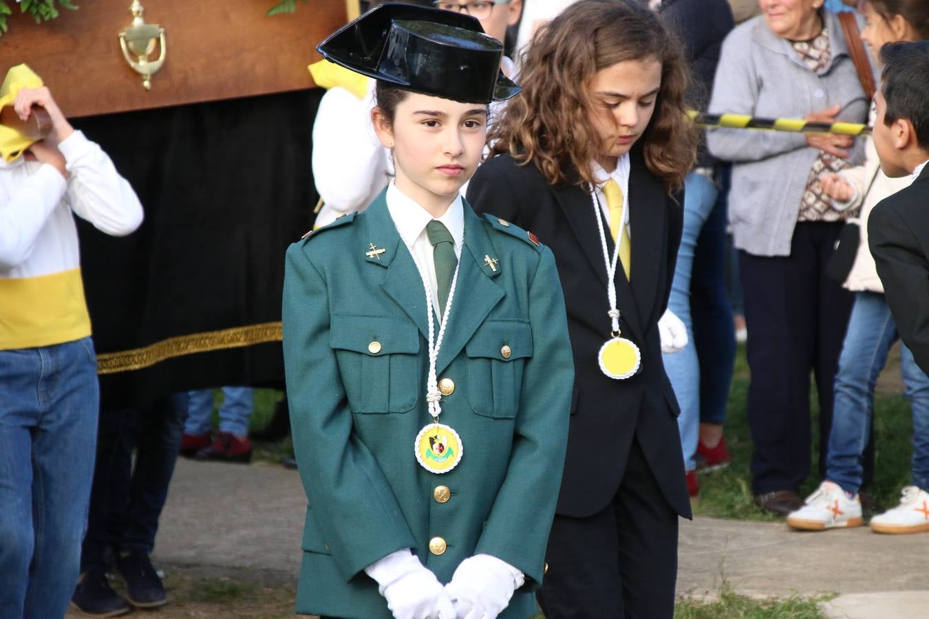 El Colegio «El Rodeo» celebró, ayer, una nueva edición de su Semana Santa infantil que, año tras año, se consolida como una de las citas imprescindibles del calendario cofrade jerezano. La iniciativa cuenta con la implicación de alumnos, padres y profesores, y muestra cómo los más pequeños comienzan a interiorizar los roles propios de quienes participan y hacen posible la Semana Santa del municipio: costaleros, capataces, nazarenos, agrupaciones musicales, mujeres ataviadas con mantilla negra, escoltas romanas, etc. La Agrupación Musical «Nuestro Padre Jesús Nazareno» y la Agrupación Musical «Maestro Sousa» de la OJE acompañaron con sus sones esta entrañable recreación.