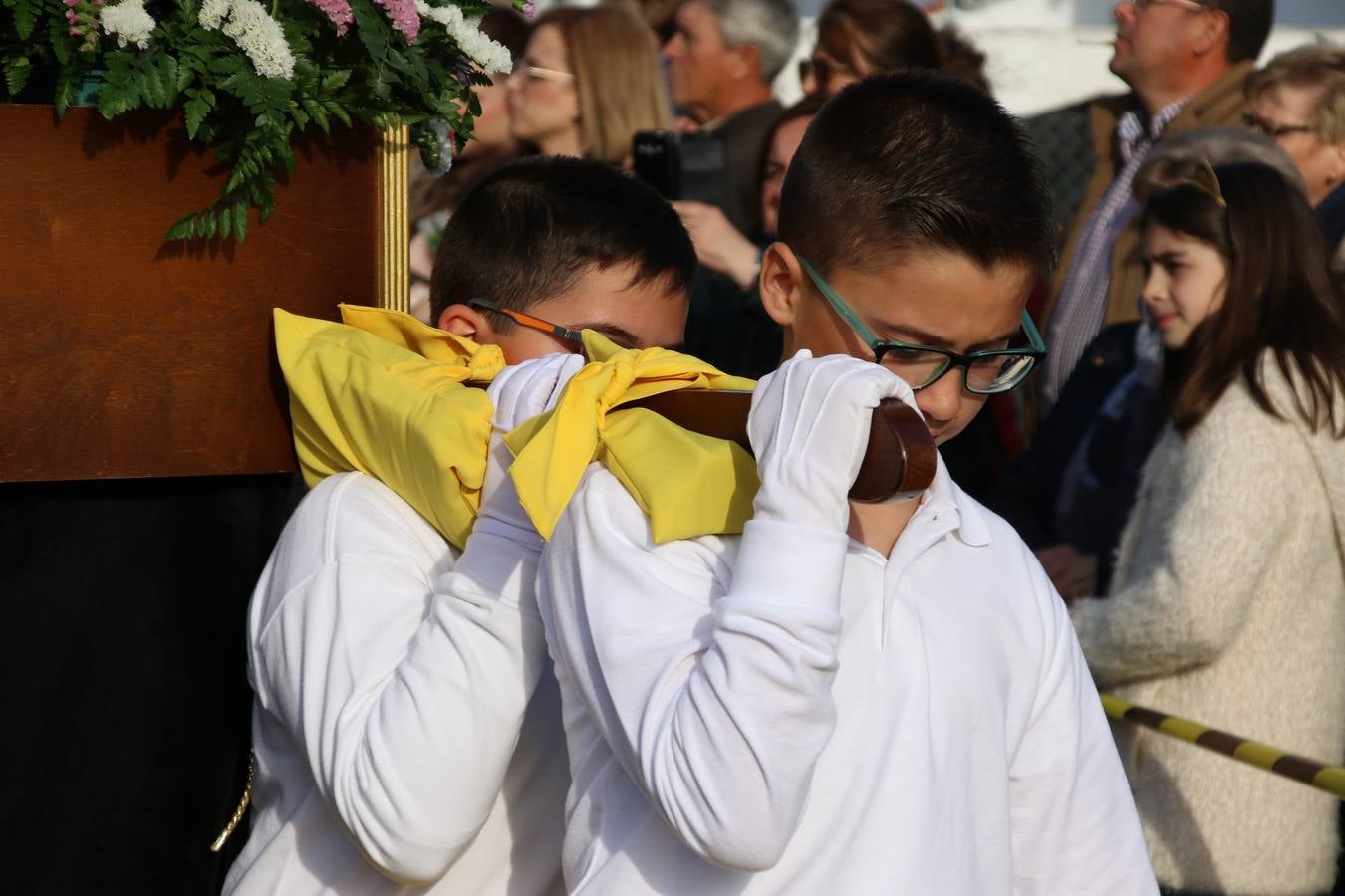 El Colegio «El Rodeo» celebró, ayer, una nueva edición de su Semana Santa infantil que, año tras año, se consolida como una de las citas imprescindibles del calendario cofrade jerezano. La iniciativa cuenta con la implicación de alumnos, padres y profesores, y muestra cómo los más pequeños comienzan a interiorizar los roles propios de quienes participan y hacen posible la Semana Santa del municipio: costaleros, capataces, nazarenos, agrupaciones musicales, mujeres ataviadas con mantilla negra, escoltas romanas, etc. La Agrupación Musical «Nuestro Padre Jesús Nazareno» y la Agrupación Musical «Maestro Sousa» de la OJE acompañaron con sus sones esta entrañable recreación.