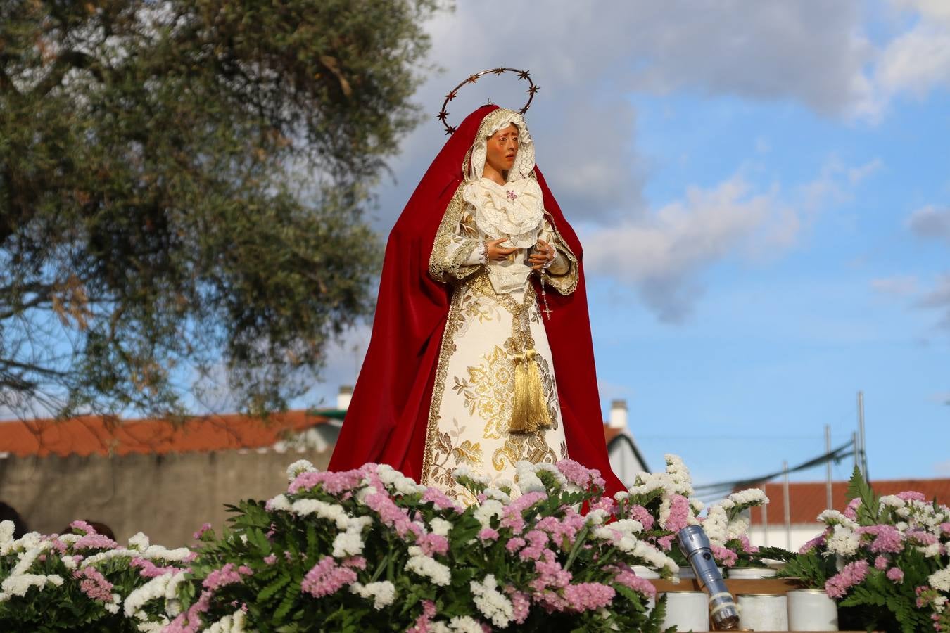 El Colegio «El Rodeo» celebró, ayer, una nueva edición de su Semana Santa infantil que, año tras año, se consolida como una de las citas imprescindibles del calendario cofrade jerezano. La iniciativa cuenta con la implicación de alumnos, padres y profesores, y muestra cómo los más pequeños comienzan a interiorizar los roles propios de quienes participan y hacen posible la Semana Santa del municipio: costaleros, capataces, nazarenos, agrupaciones musicales, mujeres ataviadas con mantilla negra, escoltas romanas, etc. La Agrupación Musical «Nuestro Padre Jesús Nazareno» y la Agrupación Musical «Maestro Sousa» de la OJE acompañaron con sus sones esta entrañable recreación.