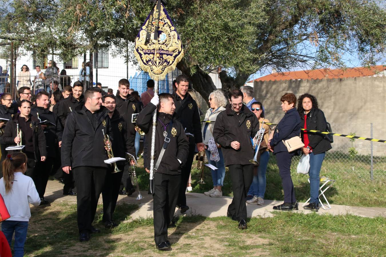 El Colegio «El Rodeo» celebró, ayer, una nueva edición de su Semana Santa infantil que, año tras año, se consolida como una de las citas imprescindibles del calendario cofrade jerezano. La iniciativa cuenta con la implicación de alumnos, padres y profesores, y muestra cómo los más pequeños comienzan a interiorizar los roles propios de quienes participan y hacen posible la Semana Santa del municipio: costaleros, capataces, nazarenos, agrupaciones musicales, mujeres ataviadas con mantilla negra, escoltas romanas, etc. La Agrupación Musical «Nuestro Padre Jesús Nazareno» y la Agrupación Musical «Maestro Sousa» de la OJE acompañaron con sus sones esta entrañable recreación.