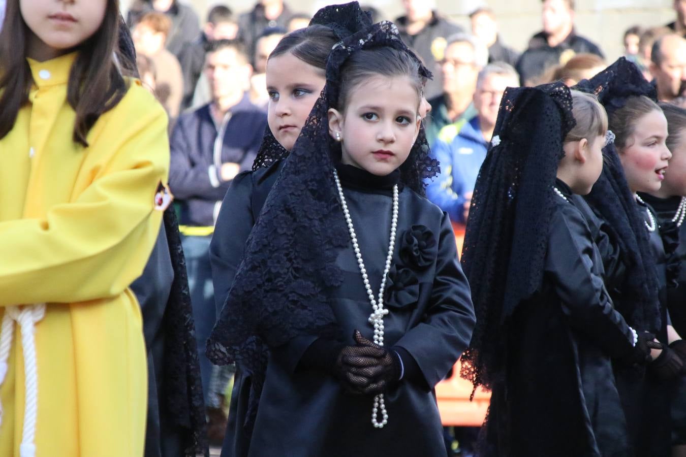 El Colegio «El Rodeo» celebró, ayer, una nueva edición de su Semana Santa infantil que, año tras año, se consolida como una de las citas imprescindibles del calendario cofrade jerezano. La iniciativa cuenta con la implicación de alumnos, padres y profesores, y muestra cómo los más pequeños comienzan a interiorizar los roles propios de quienes participan y hacen posible la Semana Santa del municipio: costaleros, capataces, nazarenos, agrupaciones musicales, mujeres ataviadas con mantilla negra, escoltas romanas, etc. La Agrupación Musical «Nuestro Padre Jesús Nazareno» y la Agrupación Musical «Maestro Sousa» de la OJE acompañaron con sus sones esta entrañable recreación.